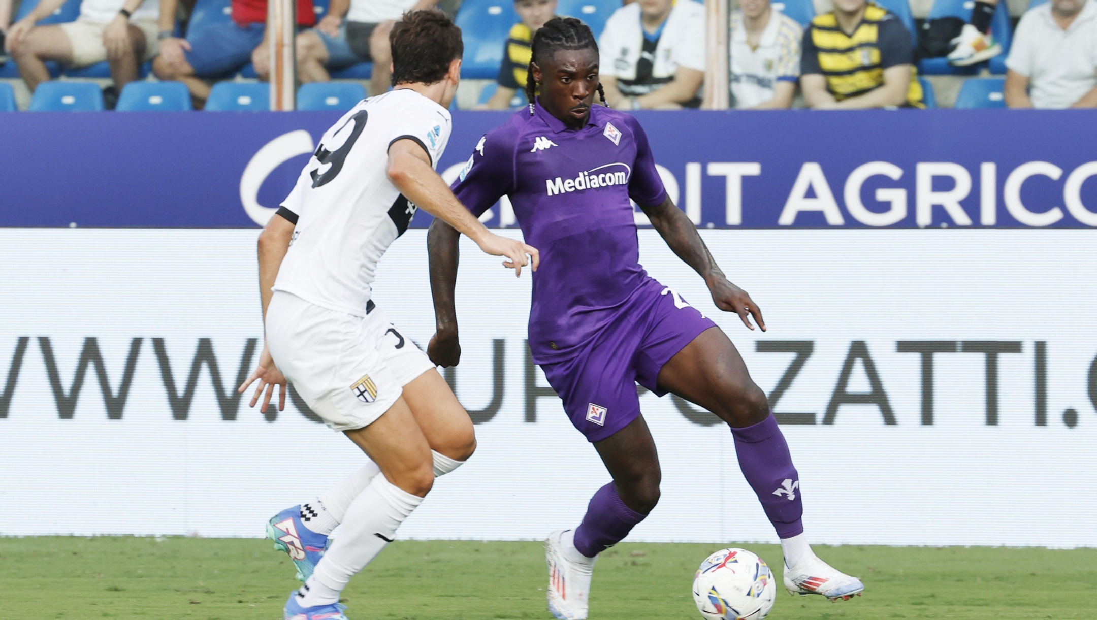 Parma's Alessandro Circati    (L) and Fiorentina's  Moise Kean   in action during the Italian Serie A soccer match Parma Calcio vs ACF Fiorentina  at Ennio Tardini stadium in Parma, Italy, 17 August 2024. ANSA / ELISABETTA BARACCHI