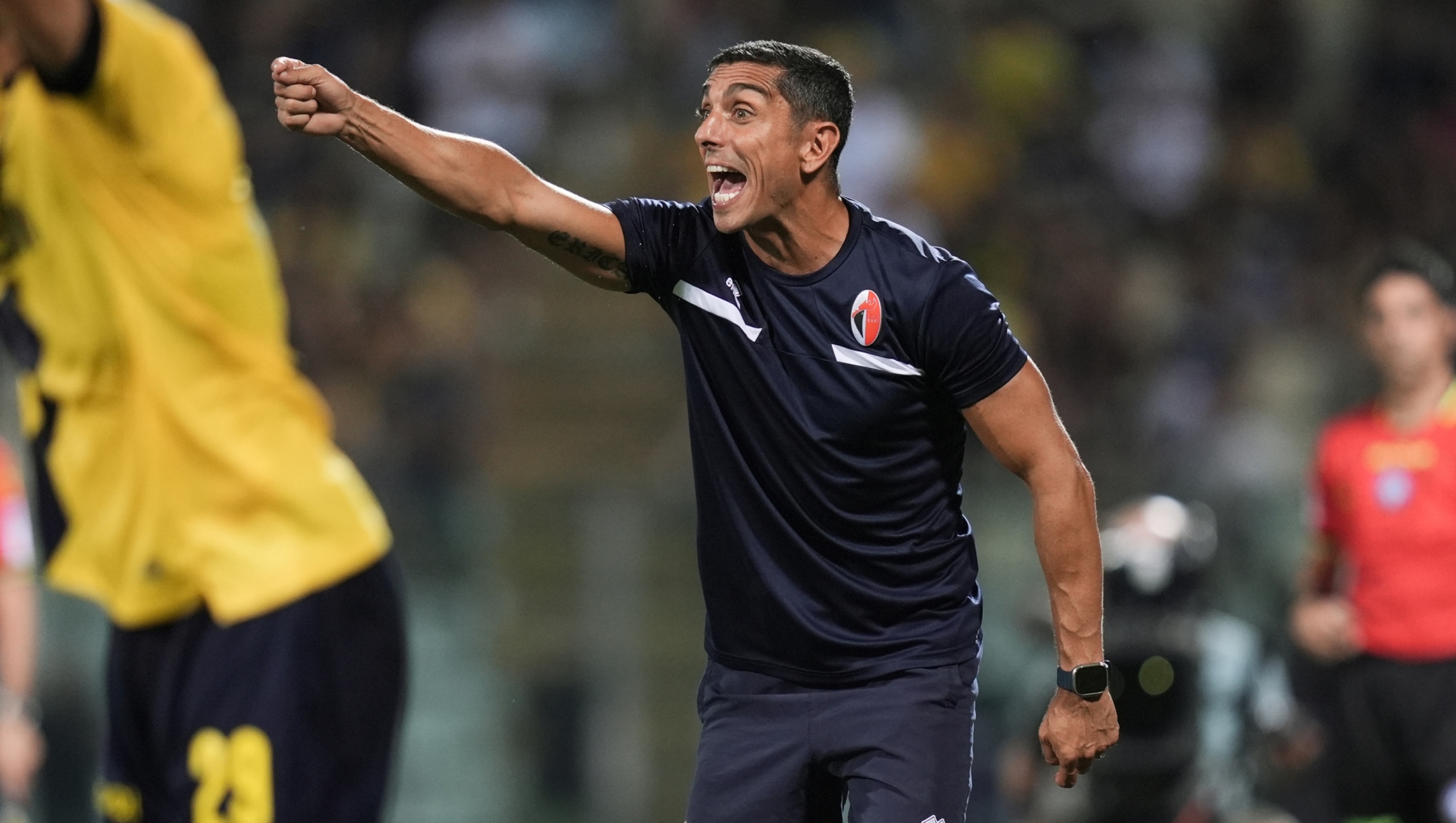 Bari?s head coach Moreno Longo shouts instructions to his players during the Serie BKT 2024/2025 match between Modena and Bari at Alberto Braglia Stadium - Sport, Soccer - Modena, Italy - Friday August 23, 2024 (Photo by Massimo Paolone/LaPresse)