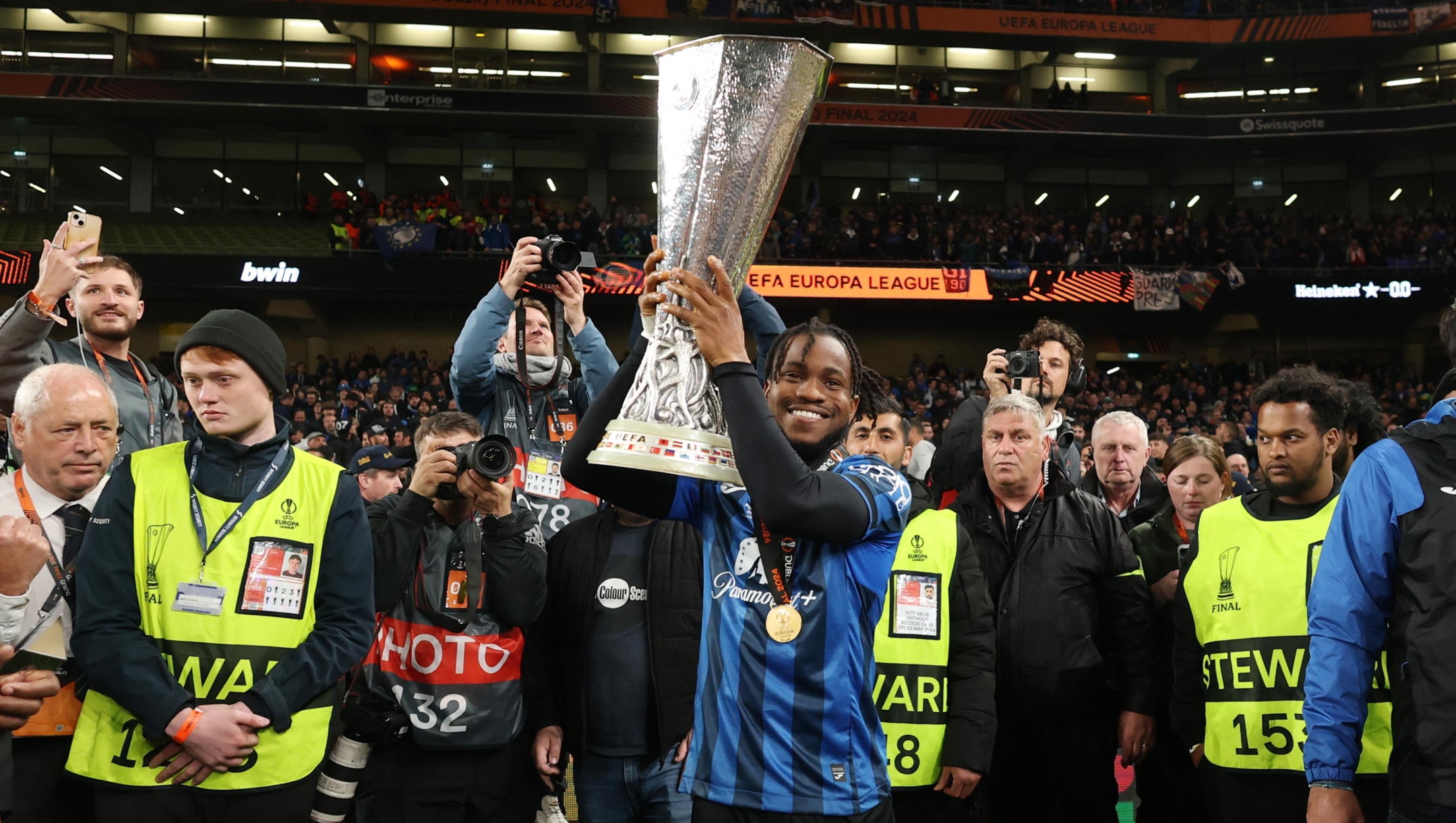 DUBLIN, IRELAND - MAY 22: Ademola Lookman of Atalanta BC celebrates with the UEFA Europa League Trophy after his team's victory in the UEFA Europa League 2023/24 final match between Atalanta BC and Bayer 04 Leverkusen at Dublin Arena on May 22, 2024 in Dublin, Ireland. (Photo by Richard Heathcote/Getty Images)