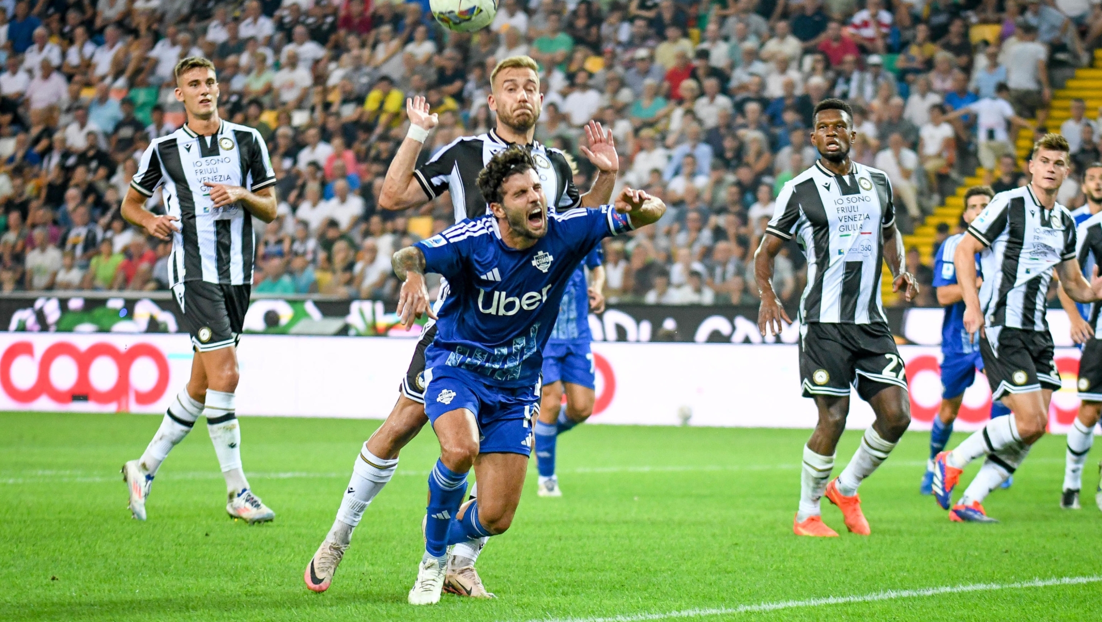 Como's Patrick Cutrone hindered by Udinese's Sandi Lovric during the italian soccer Serie A match between Udinese Calcio vs Como 1907 at the Bluenergy Stadium in Udine, Italy, 01 September 2024. ANSA/Ettore Griffoni