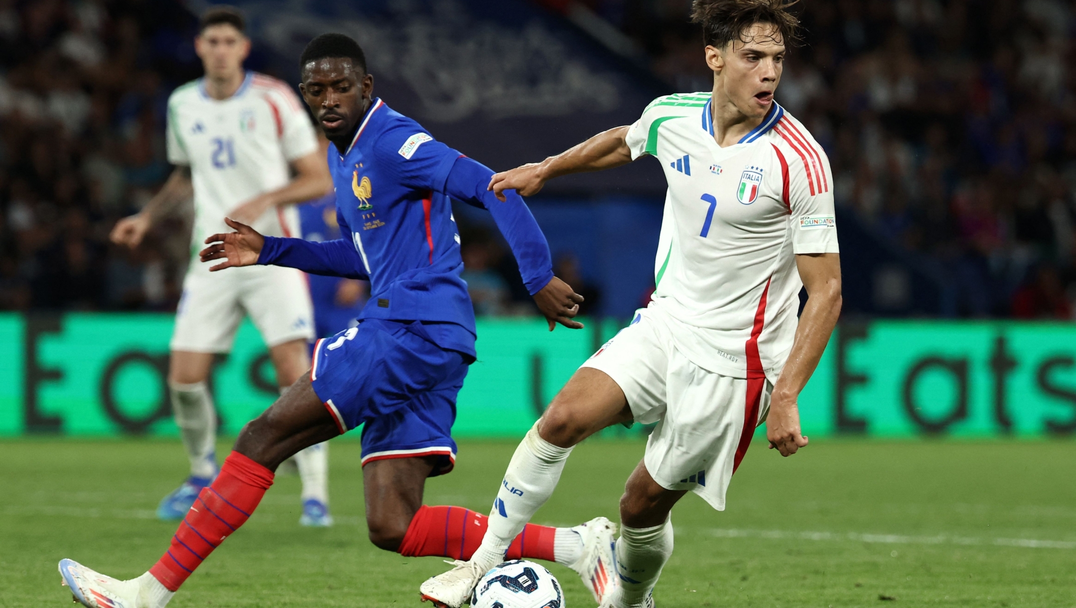 Italy's midfielder #07 Samuele Ricci controls the ball next to France's forward #11 Ousmane Dembele during the UEFA Nations League Group A2 football match between France and Italy at the Parc des Princes in Paris on September 6, 2024. (Photo by Franck FIFE / AFP)