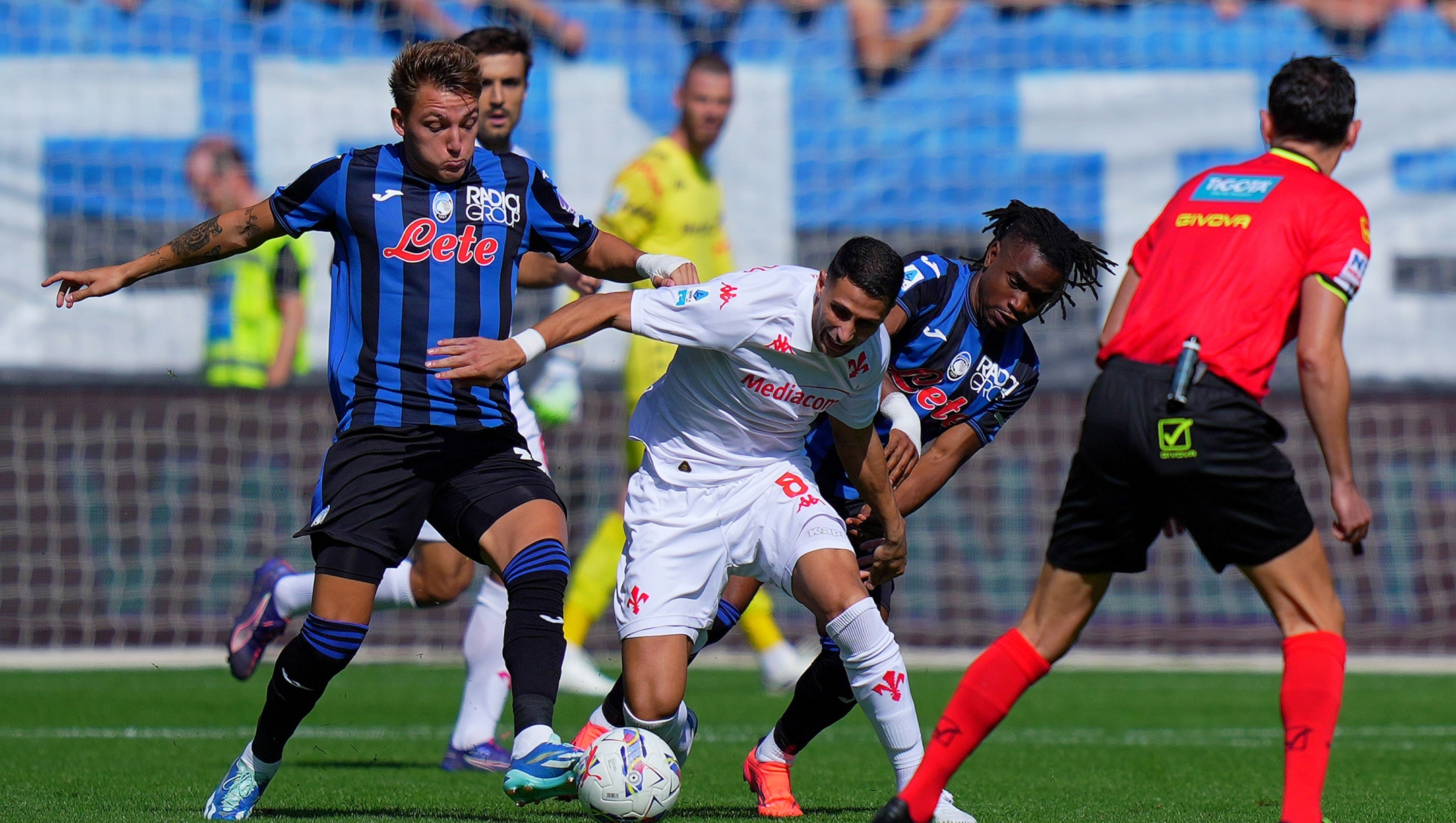 Fiorentina\'s Rolando Mandragora fight for the ball Atalanta?s Mateo Retegui  with during the Serie A soccer match between Atalanta and Fiorentina  at the Gewiss Stadium in Bergamo, north Italy - Sunday, September 15 , 2024. Sport - Soccer . (Photo by Spada/Lapresse)