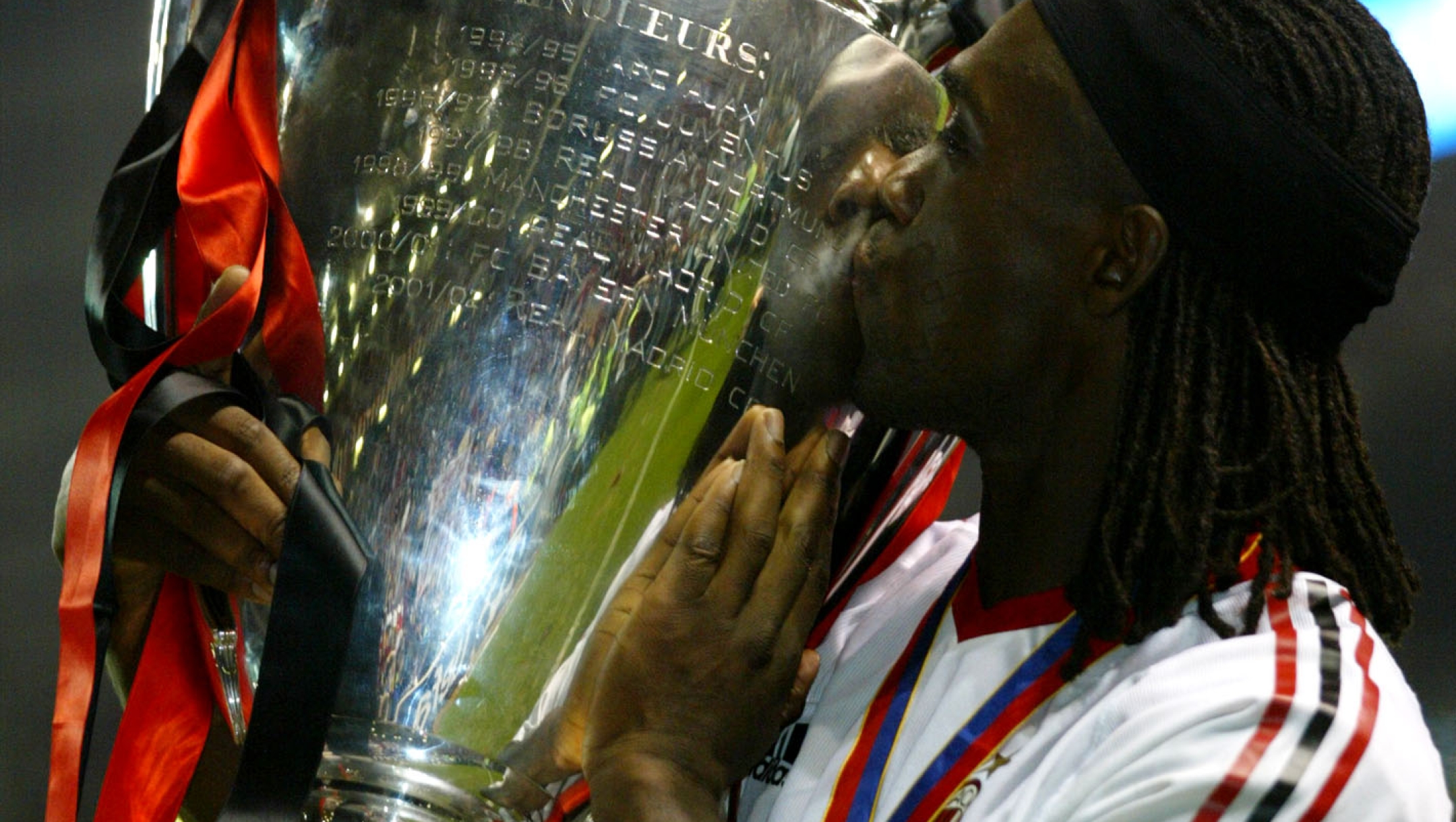 AC Milan's Clarence Seedorf kisses the trophy after his team won the UEFA Champion's League final between AC Milan and Juventus at Old Trafford stadium in Manchester, England, Wednesday May 28, 2003. AC Milan won the match 3-2 on penalties.(AP Photo/Thomas Kienzle)