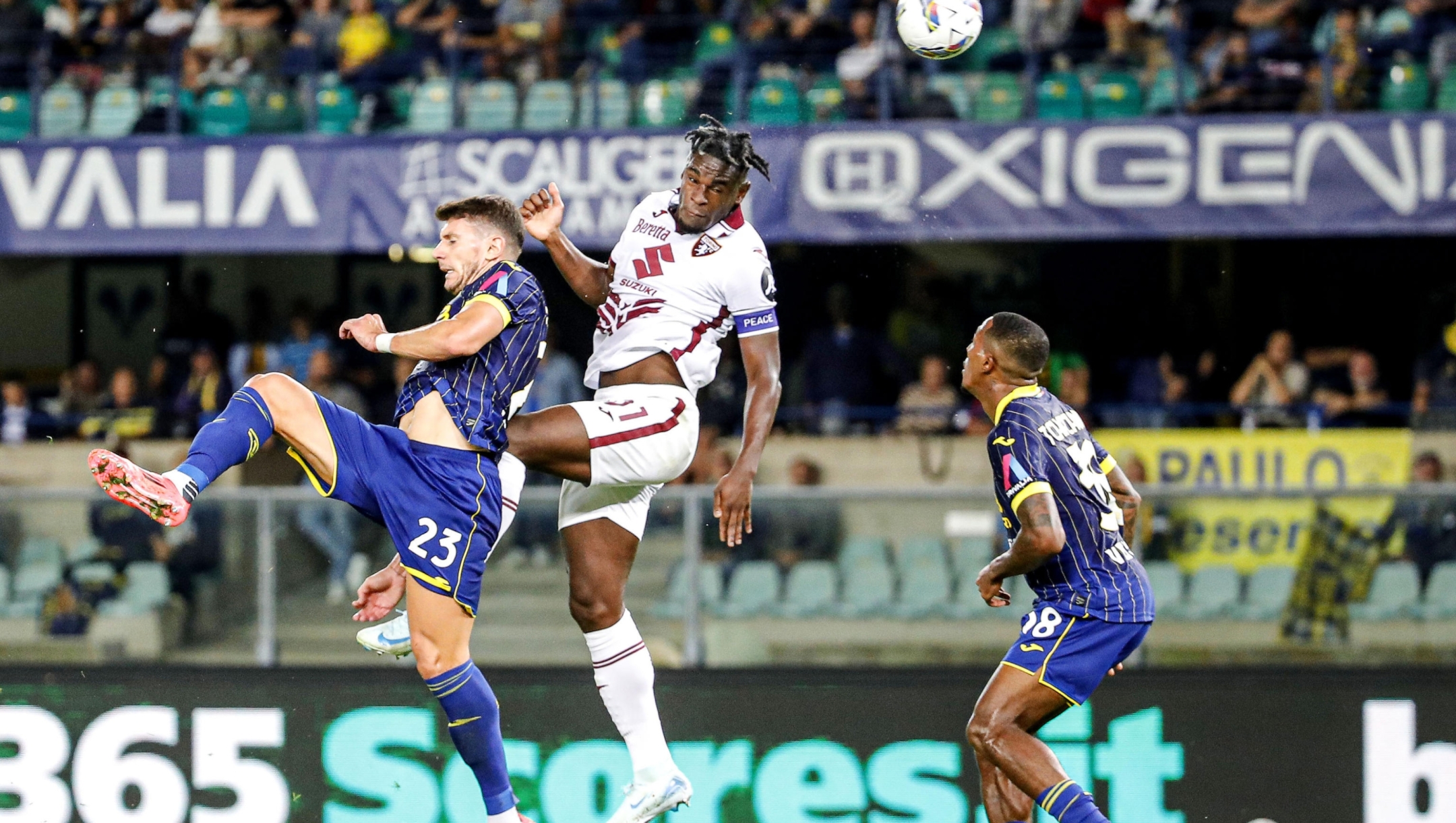 Torino's Duván Zapata scores the goal 1-2 during the Italian Serie A soccer match Hellas Verona vs Torino Fc at Marcantonio Bentegodi stadium in Verona, Italy, 20 September 2024.  ANSA/EMANUELE PENNACCHIO