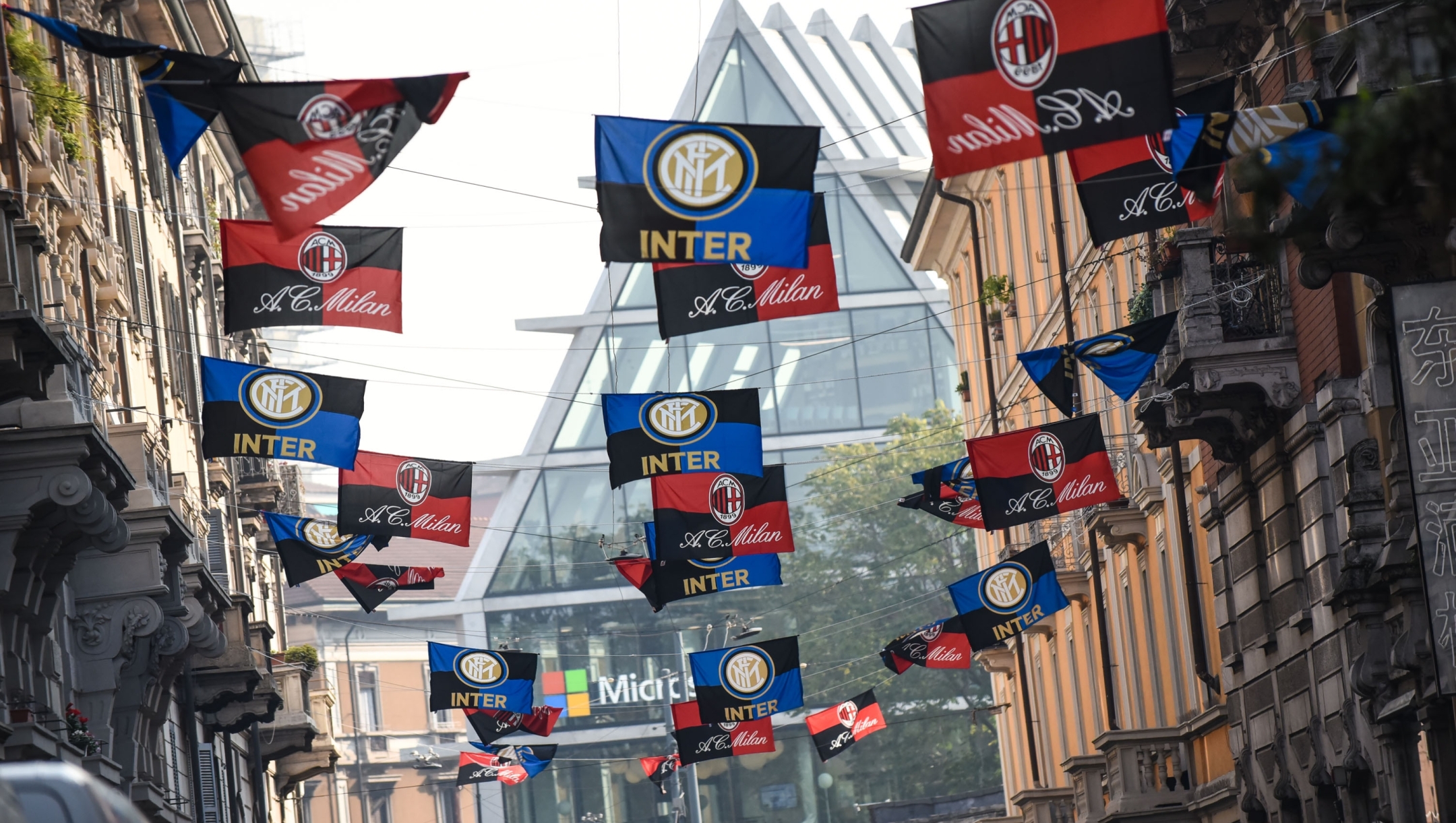 Claudio Furlan / lapresse
08-10-2017 Milano 

Bandiere per il Derby tra Milan e Inter nel quartiere cinese di Via Paolo Sarpi
 - Bandiere per il Derby tra Milan e Inter nel quartiere cinese di Via Paolo Sarpi - fotografo: furlan