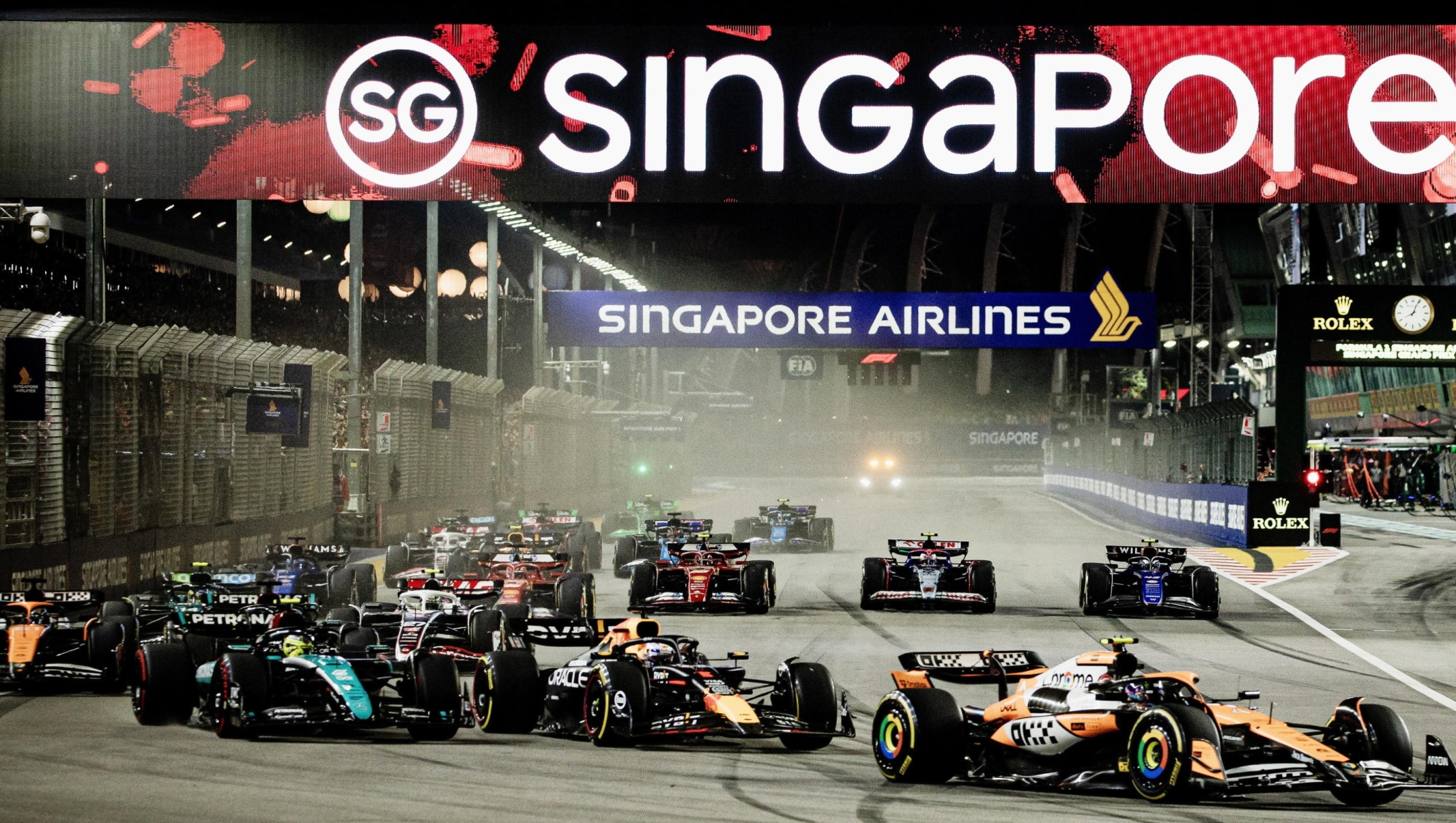 epa11619274 British driver Lando Norris of McLaren F1 Team leads at the start of the Singapore Formula One Grand Prix at the Marina Bay Street Circuit, Singapore, 22 September 2024.  EPA/TOM WHITE