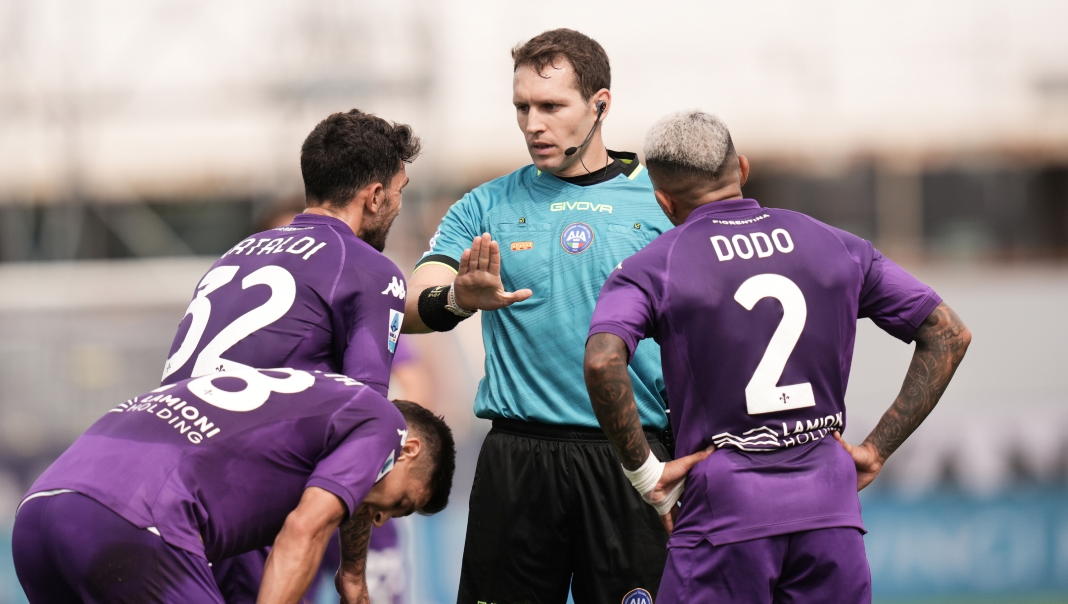 The players of Fiorentina protest with referee Matteo Marcenaro during the Serie A Enilive 2024/2025 match between Fiorentina and Lazio - Serie A Enilive at Artemio Franchi Stadium - Sport, Soccer - Florence, Italy - Sunday September 22, 2024 (Photo by Massimo Paolone/LaPresse)