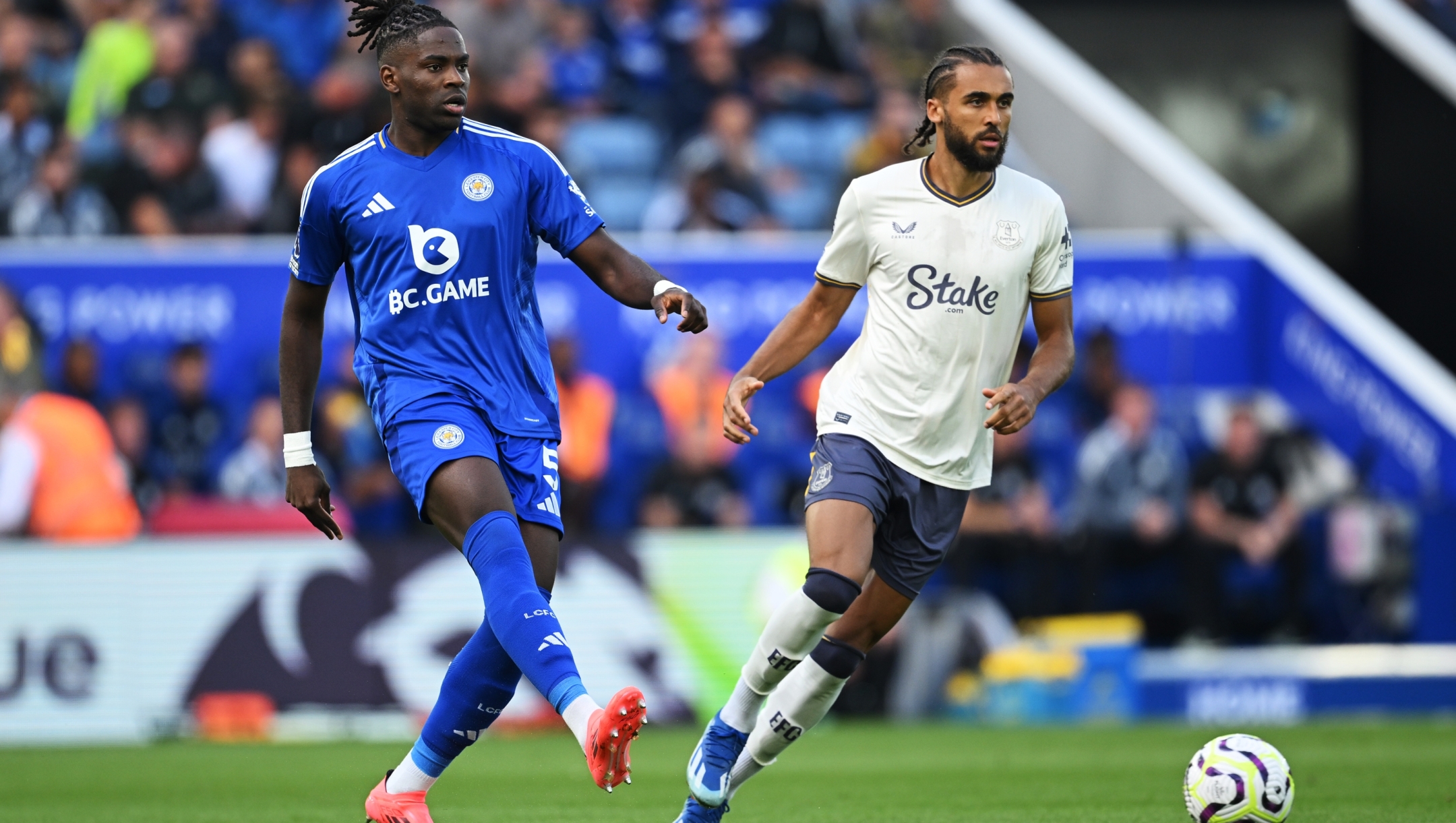 LEICESTER, ENGLAND - SEPTEMBER 21: Caleb Okoli of Leicester City passes the ball under pressure from Dominic Calvert-Lewin of Everton during the Premier League match between Leicester City FC and Everton FC at The King Power Stadium on September 21, 2024 in Leicester, England. (Photo by Michael Regan/Getty Images)