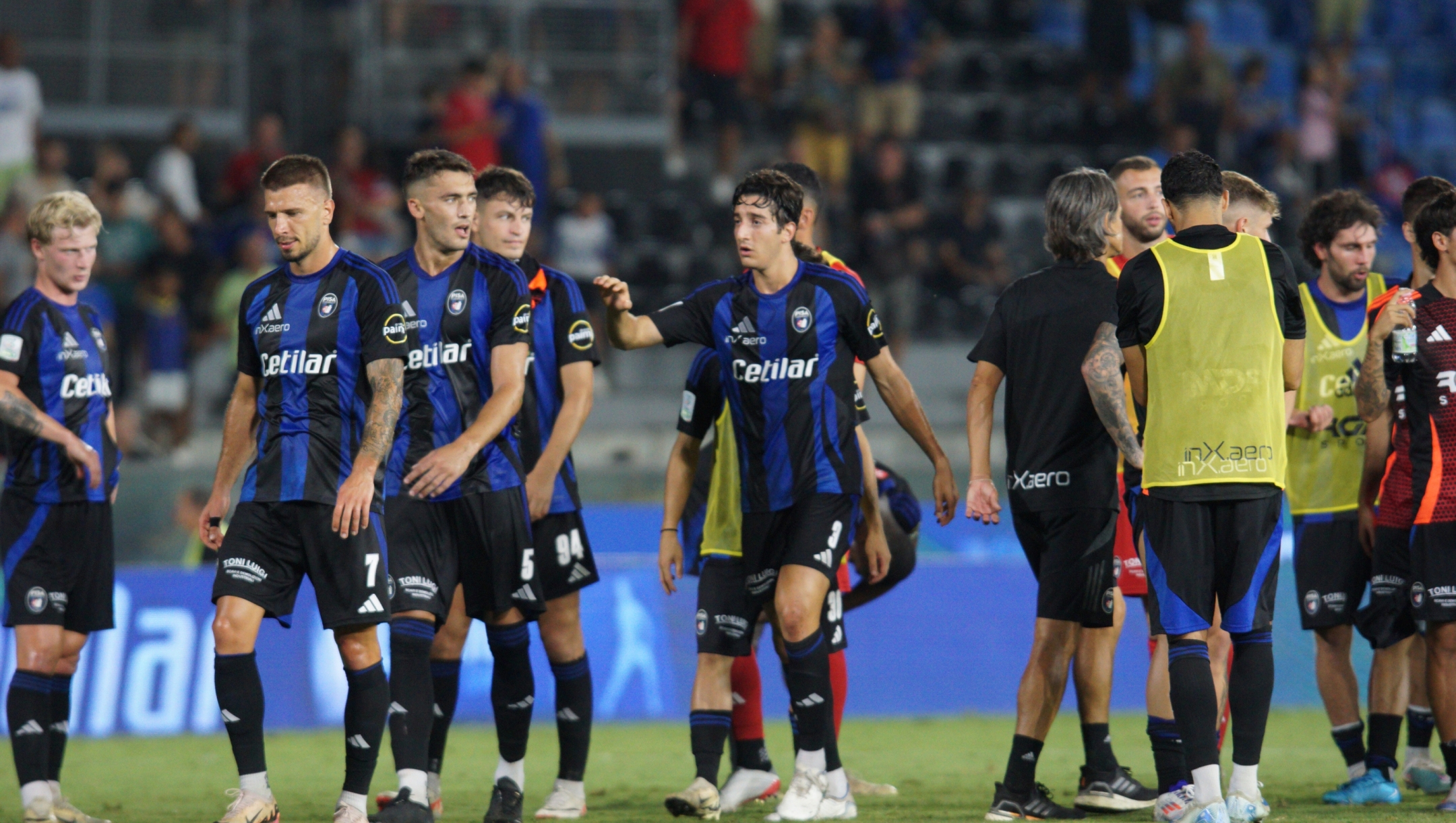 Esultanza, giocatori Pis festeggiano la vittoria a fine partita durante la partita tra Pisa e Reggiana del Campionato italiano di calcio SerieB BKT 2024/2025 - Stadio  Romeo Anconetani-Cetilar Arena Pisa, Italia - 31 Agosto 2024 - Sport (foto di Alessandro La Rocca/LaPresse)