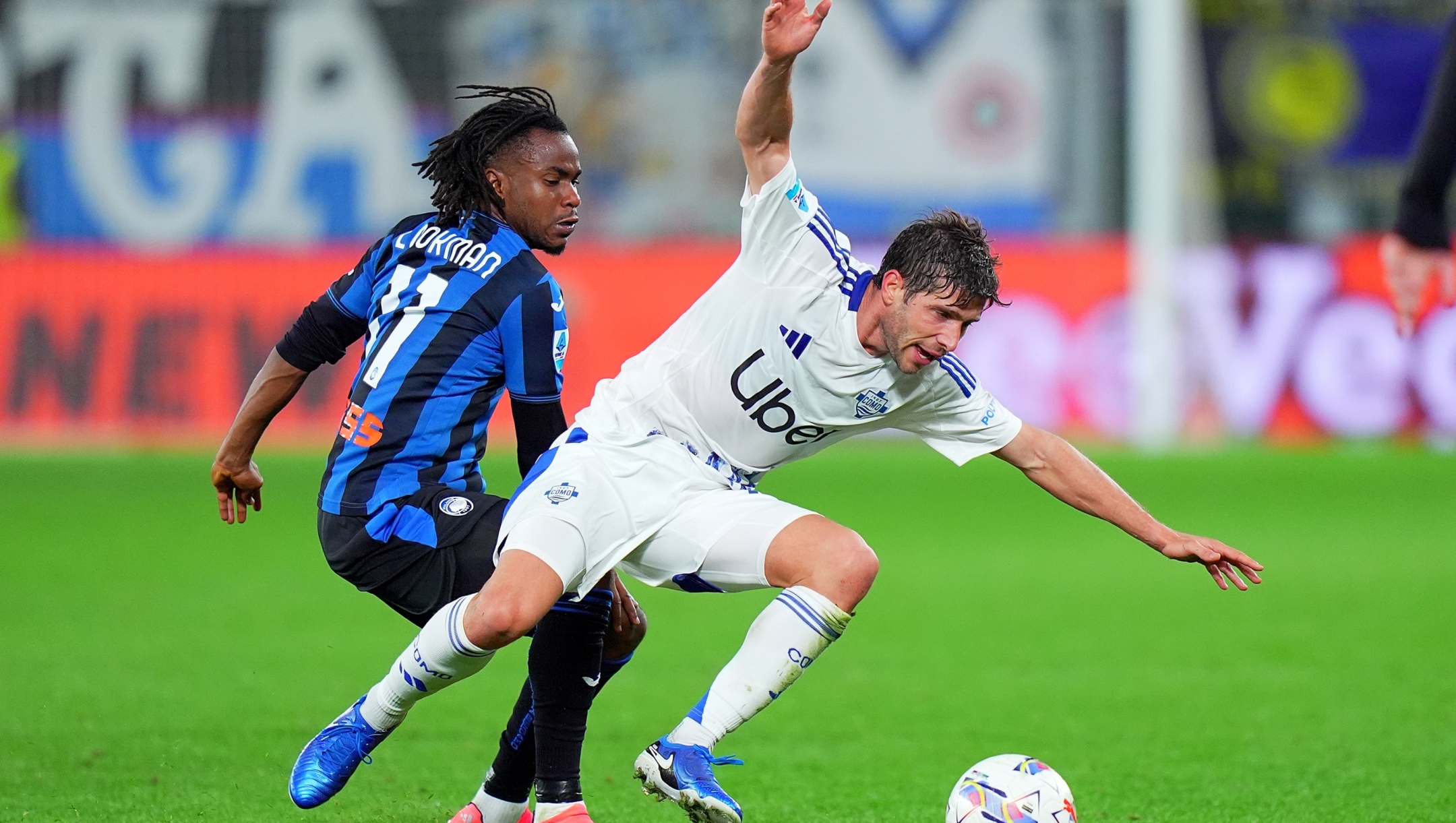 Atalanta?s Ademola Lookman fight for the ball with Como's Sergi Roberto  during the Serie A soccer match between Atalanta and Como   at the Gewiss Stadium in Bergamo, north Italy - Tuesday , September 24 , 2024. Sport - Soccer . (Photo by Spada/Lapresse)