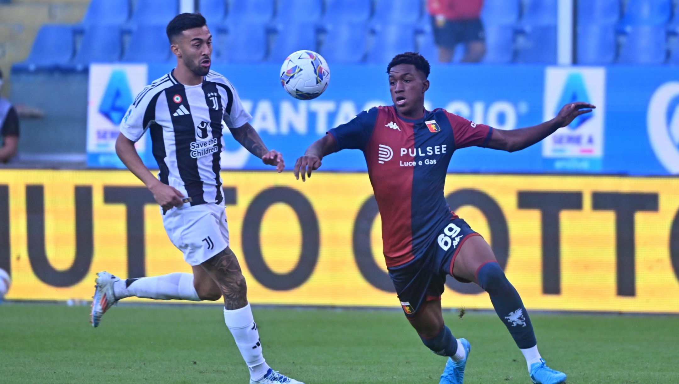 Genoa's Honest Ahanor and Juventus' Nico Gonzales in action during the Italian Serie A soccer  match Genoa Cfc vs Juventus Fc, at Luigi Ferraris stadium. Genova, 28 september 2024. ANSA/LUCA ZENNARO