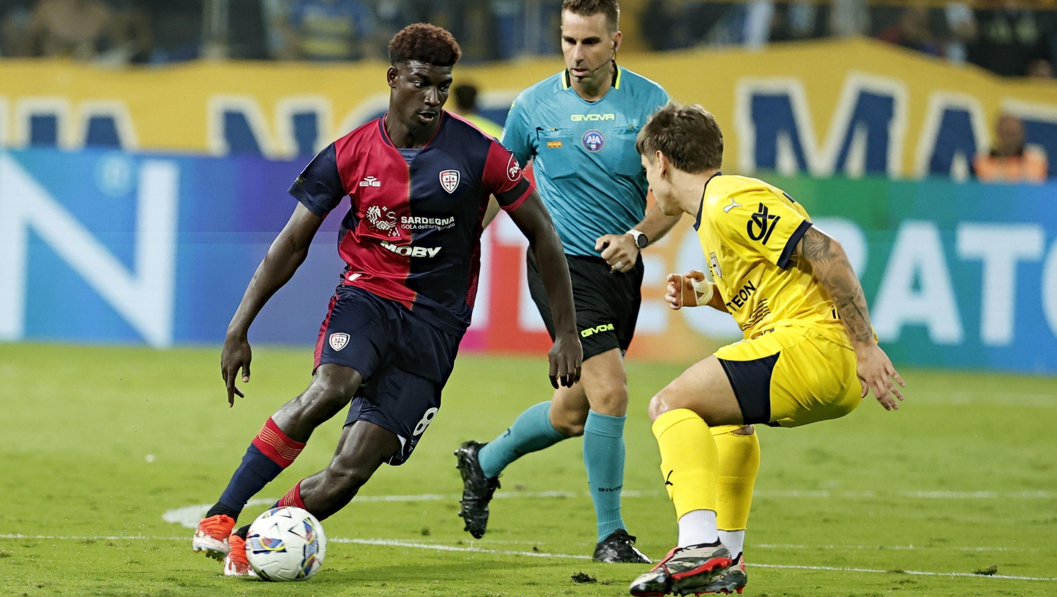 Parma's Adrian Bernabè (R) and Cagliari's Michel Adopo      in action during the Italian Serie A soccer match Parma Calcio vs Cagliari Calcio   at Ennio Tardini stadium in Parma, Italy, 30 September 2024. ANSA / ELISABETTA BARACCHI