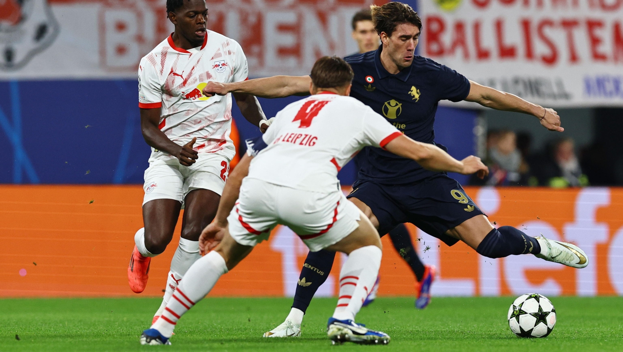 epa11638538 Dusan Vlahovic (R) of Juventus in action during the UEFA Champions League match between RB Leipzig and Juventus in Leipzig, Germany, 02 October 2024.  EPA/FILIP SINGER