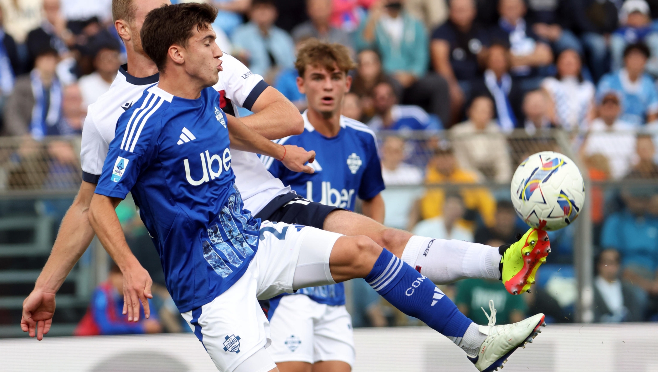 Comos Maximo Perrone in action during the Italian serie A soccer match between Como 1907  and Bologna at  Giuseppe Sinigaglia stadium in Como, 14 September 2024. ANSA / MATTEO BAZZI