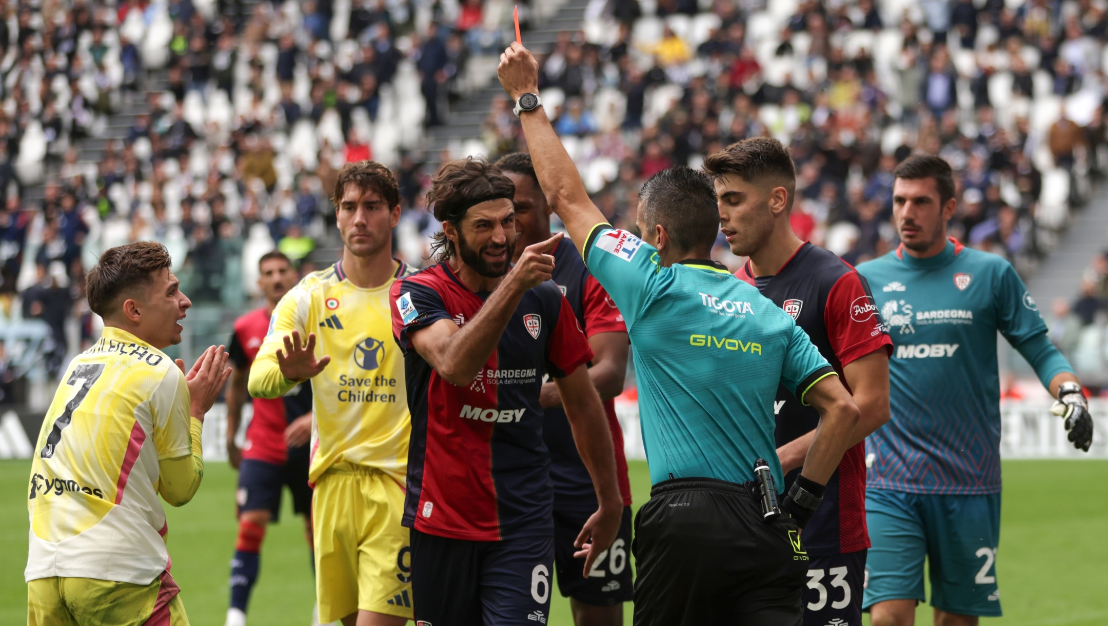 TURIN, ITALY - OCTOBER 06: Francisco Conceicao of Juventus reacts after being shown a red card by the Referee Livio Marinelli following his second bookable offence, after allegedly divbing in the penalty area under challenge from Adam Obert of Cagliari Calcio  during the Serie A match between Juventus FC and Cagliari Calcio at  Allianz Stadium on October 06, 2024 in Turin, Italy. (Photo by Jonathan Moscrop/Getty Images)