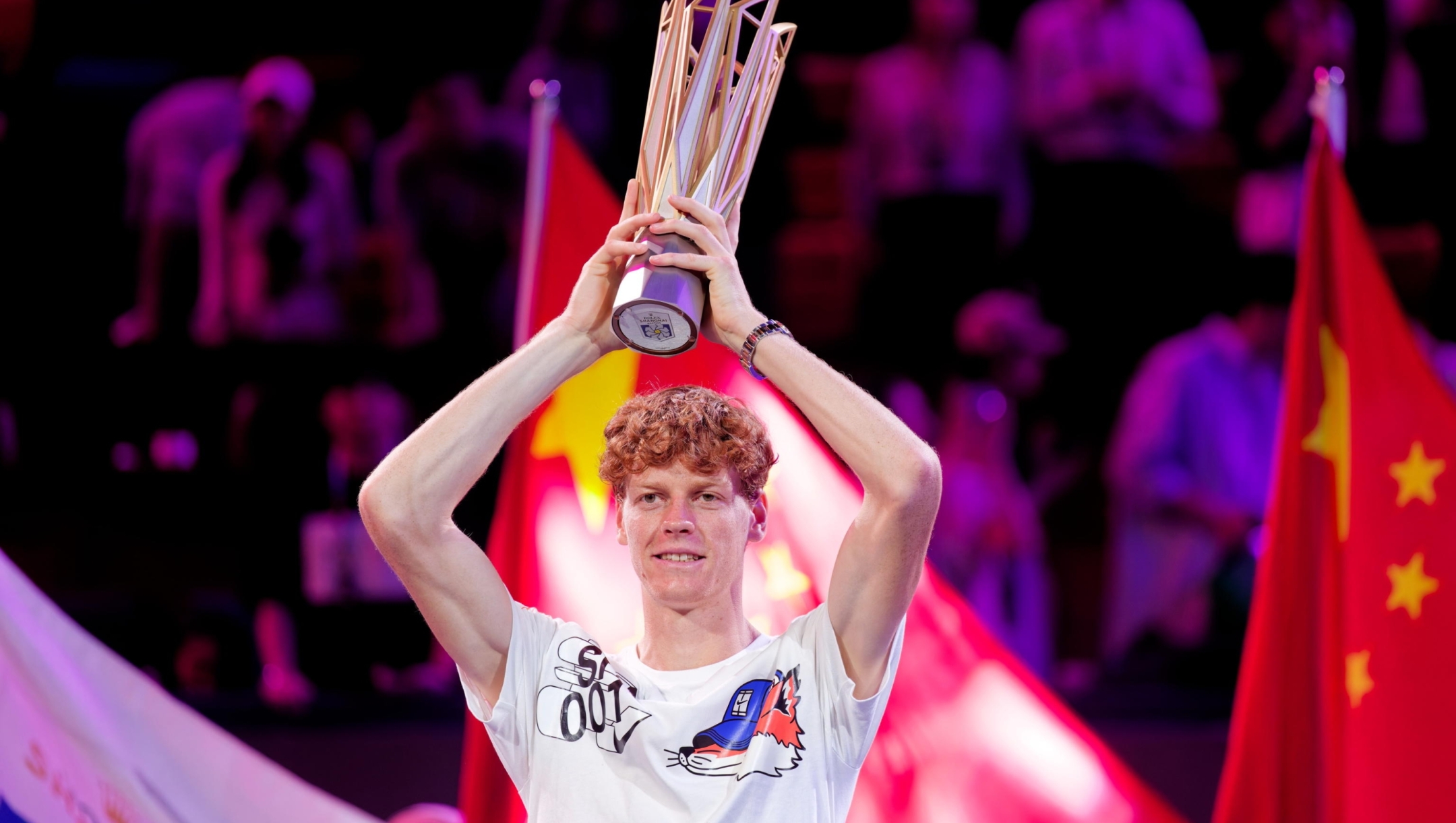 epa11656997 Jannik Sinner of Italy poses with the trophy after winning his Men's Singles Final match against Novak Djokovic of Serbia at the Shanghai Masters tennis tournament in Shanghai, China, 13 October 2024.  EPA/ALEX PLAVEVSKI