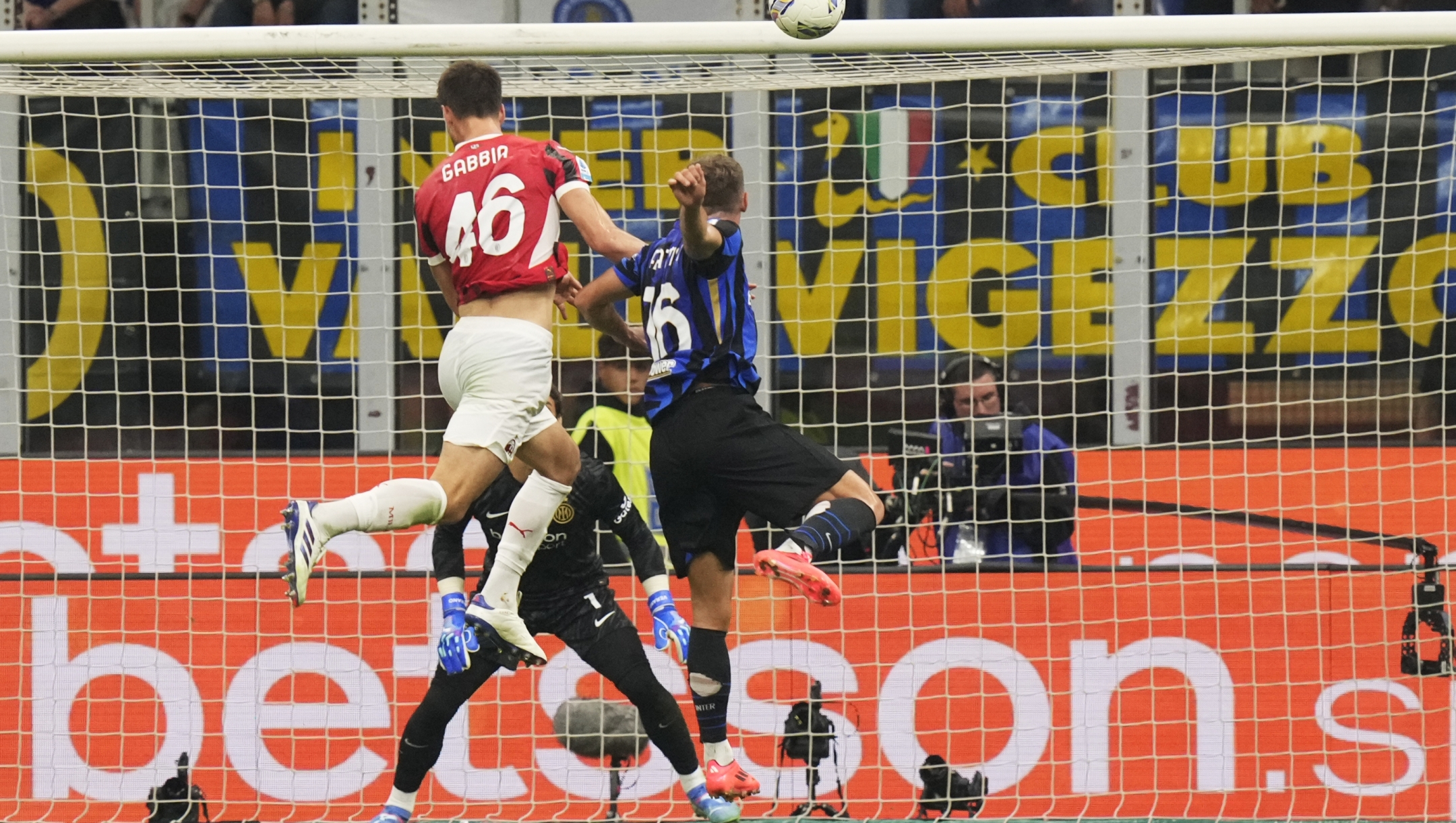 AC Milan's Matteo Gabbia, left, scores his side's second goal during the Serie A soccer match between Inter Milan and AC Milan at the San Siro stadium in Milan, Italy, Sunday, Sept.22, 2024. (AP Photo/Luca Bruno)