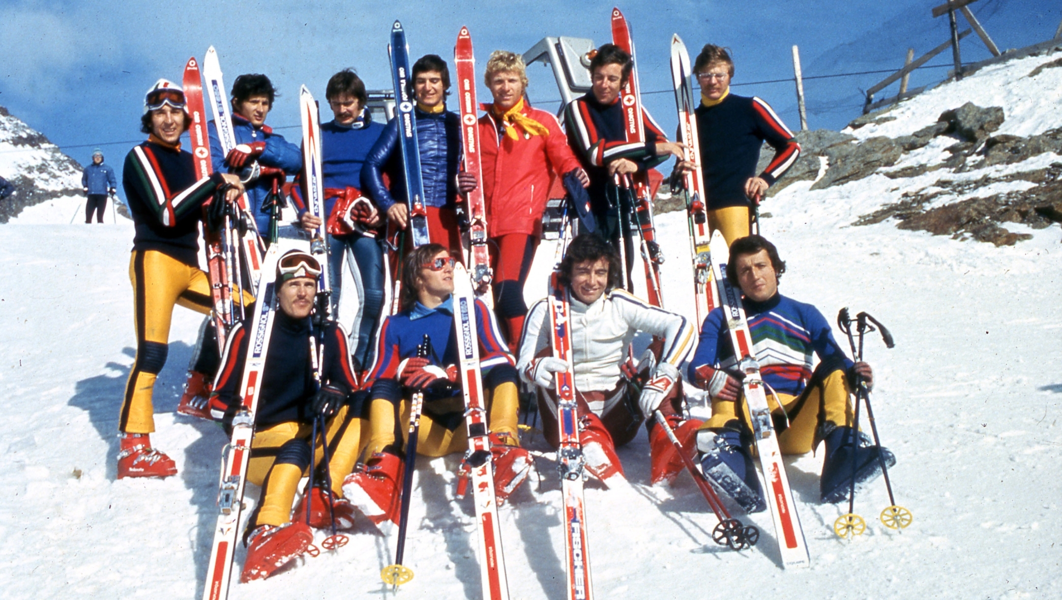 SCI,  MORTO "CAVALLO PAZZO'" STRICKER  - SI E' SPENTO NELLA SUA CASA DI MERANO ALL'ETA' DI 60 ANNI ERWIN STRICKER, CELEBRE CAMPIONE DEGLI ANNI '70, DELLA "VALANGA AZZURRA".  NELLA FOTO RETRO SCI VALANGA AZZURRA   1974-1975 IN PIEDI DA SX ROLANDO THOENI  FAUSTO RADICI ILARIO PEGORARI HERBERT PLANK ERWIN STRICKER GUSTAV THOENI TINO PIETROGIOVANNA ACCOSCIATI HELMUTH SCHMALZ PIERO GROSS GIULIANO BESSON FRANCO BIELER                                  .