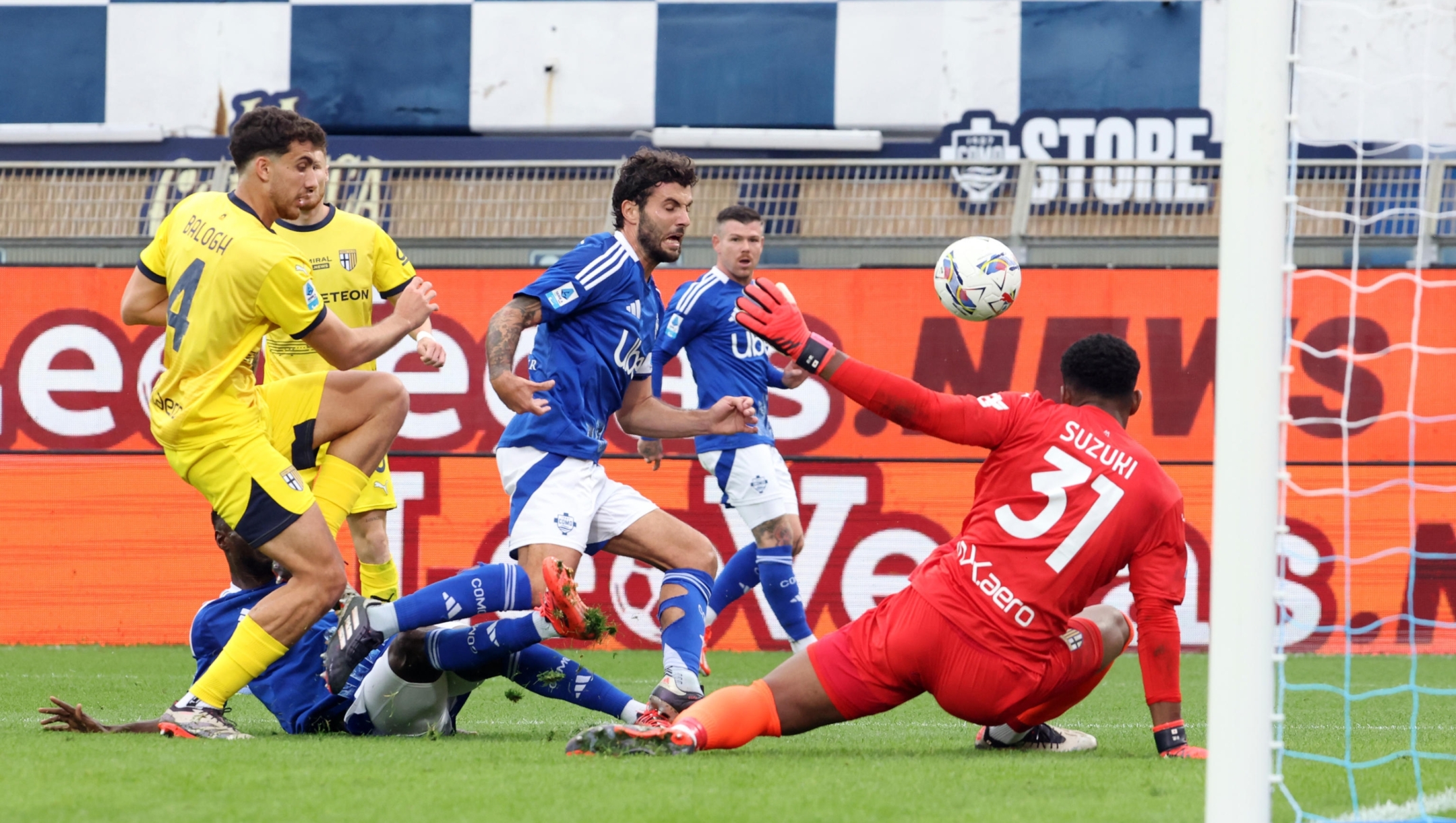 Comos Patrick Cutrone (C) kicks against Parmas goalkeeper Zion Suzuki  during the Italian serie A soccer match between Como 1907  and Parma at  Giuseppe Sinigaglia stadium in Como, 19 October 2024. ANSA / MATTEO BAZZI