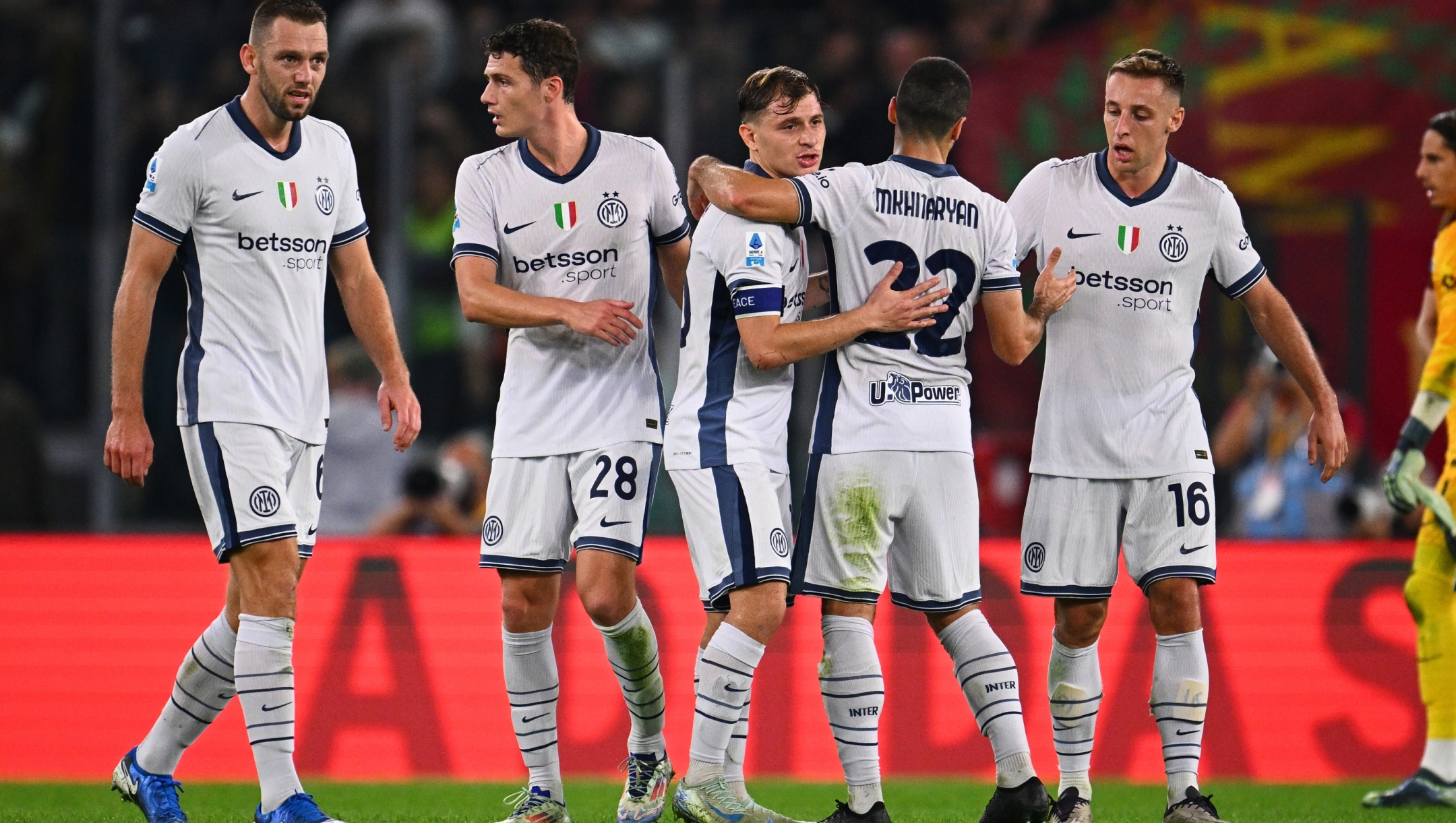 ROME, ITALY - OCTOBER 20:  Players of FC Internazionale celebrates the win at the end of the Serie A match between AS Roma and FC Internazionale at Stadio Olimpico on October 20, 2024 in Rome, Italy. (Photo by Mattia Ozbot - Inter/Inter via Getty Images)