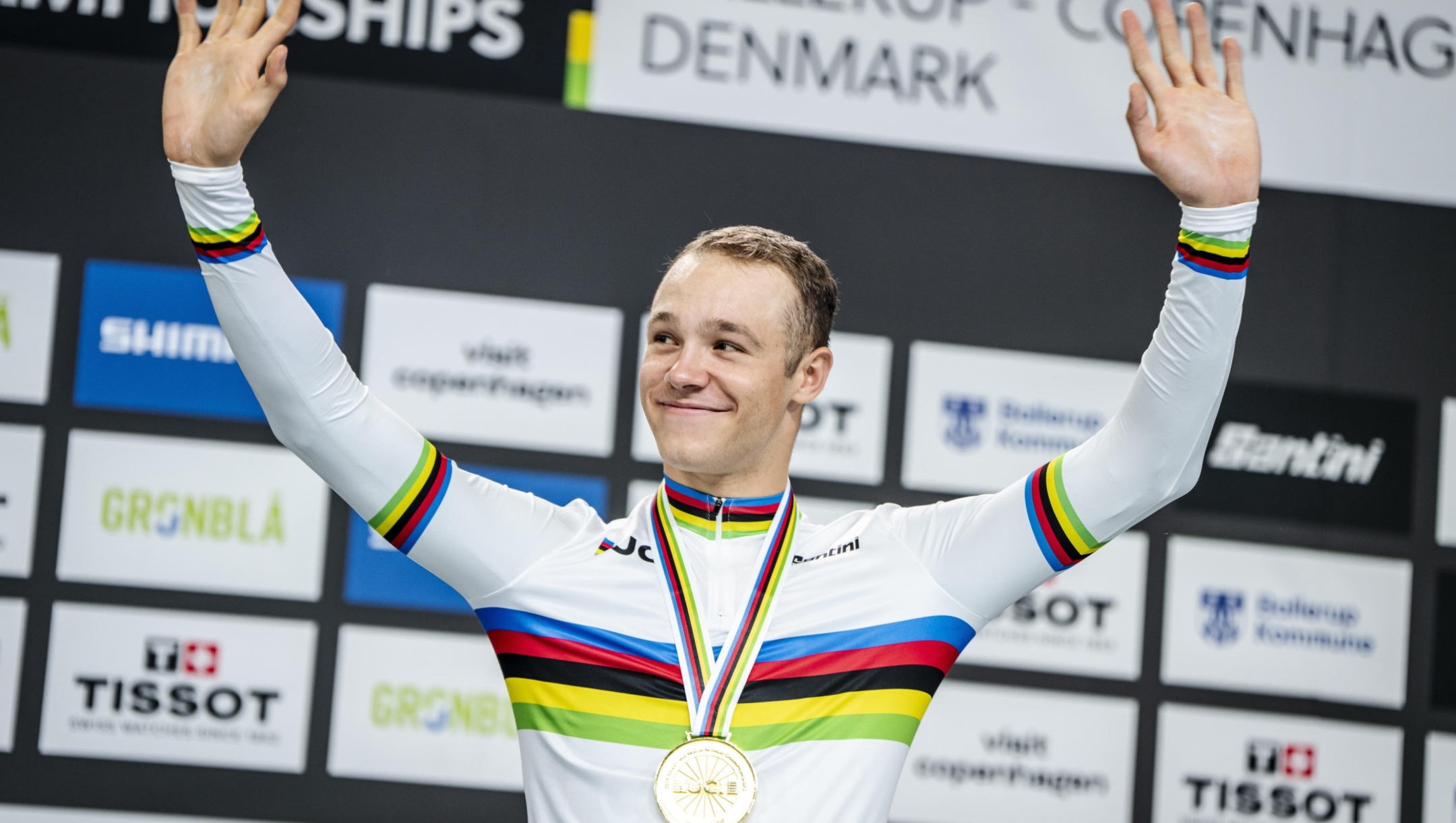 epa11667715 Jonathan Milan from Italy wins gold and is seen during the medal ceremony after the men's pursuit final at the World Championships in track cycling in Ballerup Super Arena in Denmark, 18 October 2024.  EPA/Mads Claus Rasmussen  DENMARK OUT