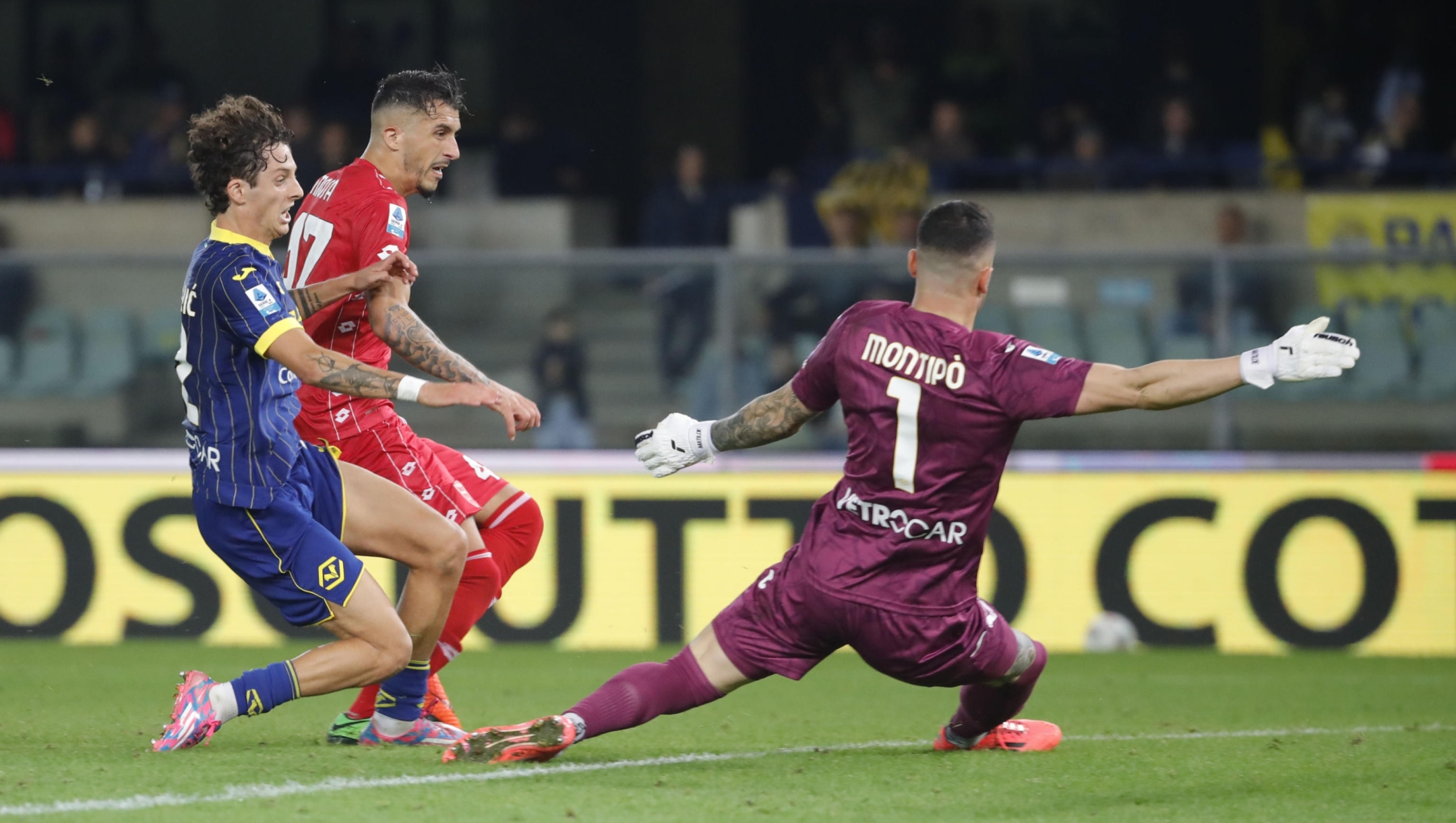 Monza?s Dany Mota scores the goal 0-2 during the Italian Serie A soccer match Hellas Verona vs AC Monza at Marcantonio Bentegodi stadium in Verona, Italy, 21 October 2024.  ANSA/EMANUELE PENNACCHIO