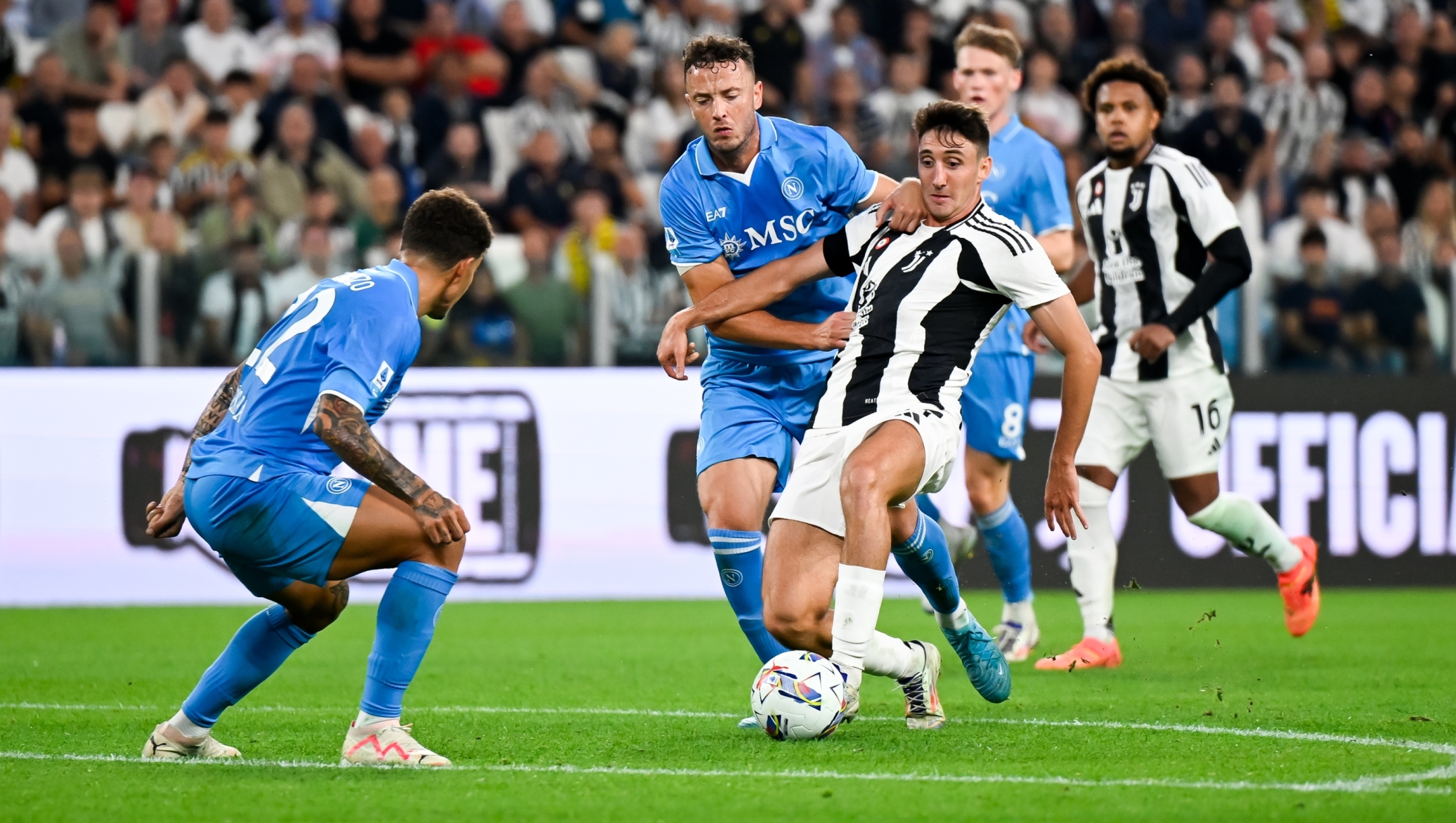 TURIN, ITALY - SEPTEMBER 21: Andrea Cambiaso of Juventus battles for the ball with Amir Rrahmani of SSC Napoli during the Serie A match between Juventus and Napoli at Allianz Stadium on September 21, 2024 in Turin, Italy. (Photo by Daniele Badolato - Juventus FC/Juventus FC via Getty Images)