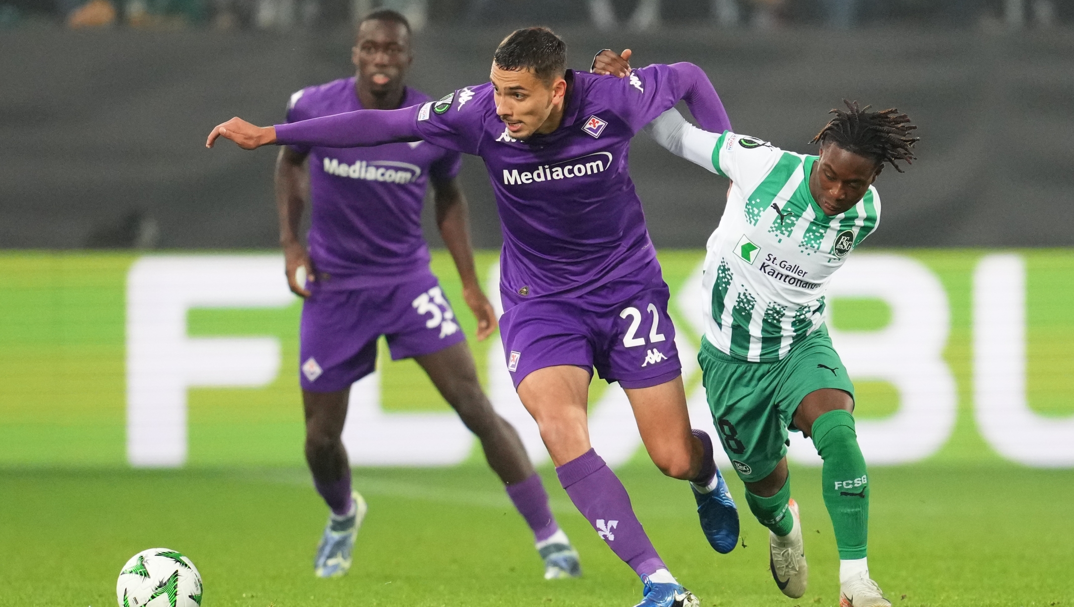 ST GALLEN, SWITZERLAND - OCTOBER 24: Matias Moreno of Fiorentina and Felix Mambimbi of Saint Gallen fight for the ball during the UEFA Conference League 2024/25 League Phase MD2 match between FC St. Gallen 1879 and ACF Fiorentina at Kybunpark on October 24, 2024 in St Gallen, Switzerland. (Photo by Carsten Harz/Getty Images)