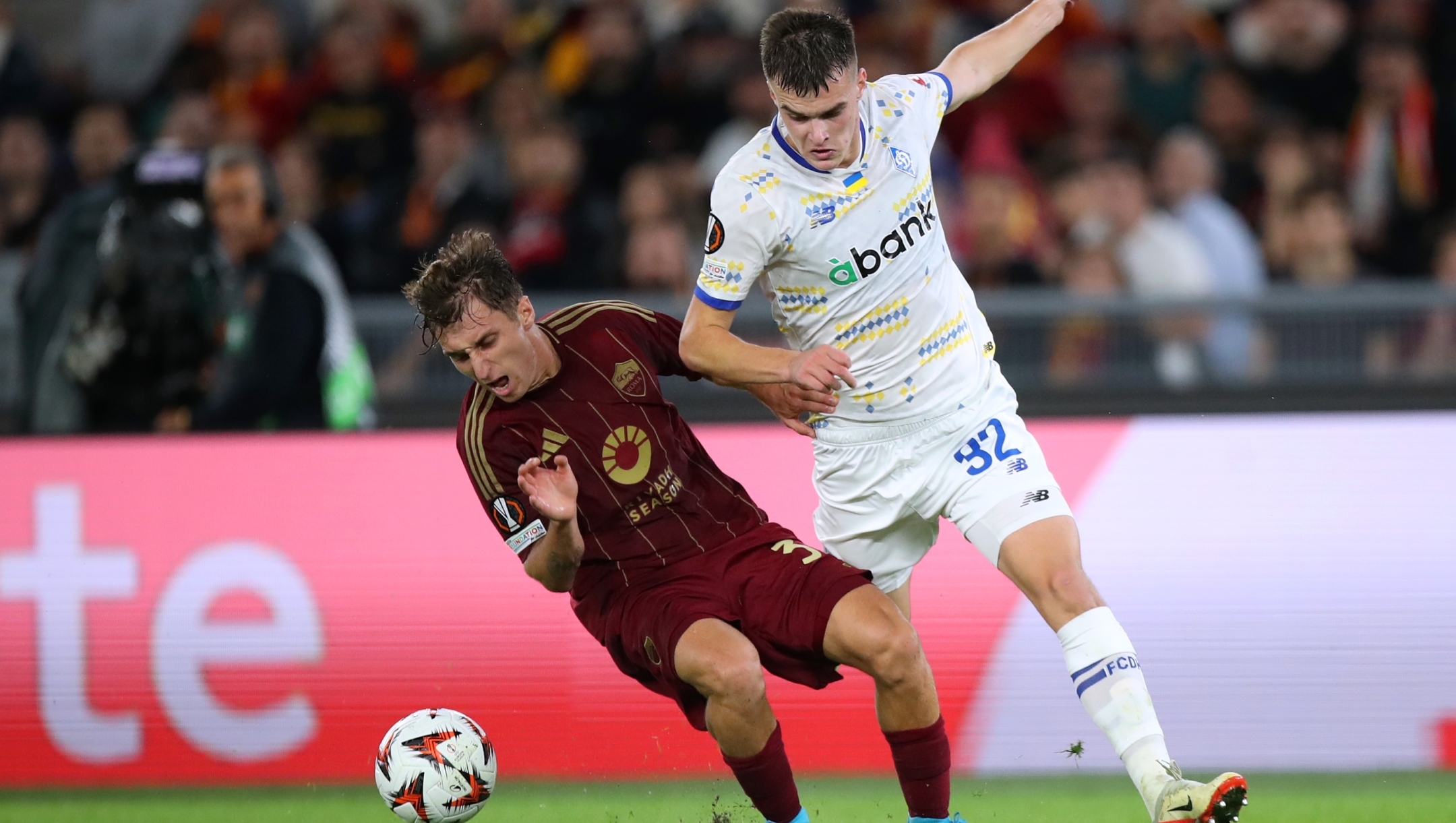 ROME, ITALY - OCTOBER 24: Tommaso Baldanzi of AS Roma is challenged by Taras Mykhavko of FC Dynamo Kyiv during the UEFA Europa League 2024/25 League Phase MD3 match between AS Roma and FC Dynamo Kyiv at Stadio Olimpico on October 24, 2024 in Rome, Italy. (Photo by Paolo Bruno/Getty Images)