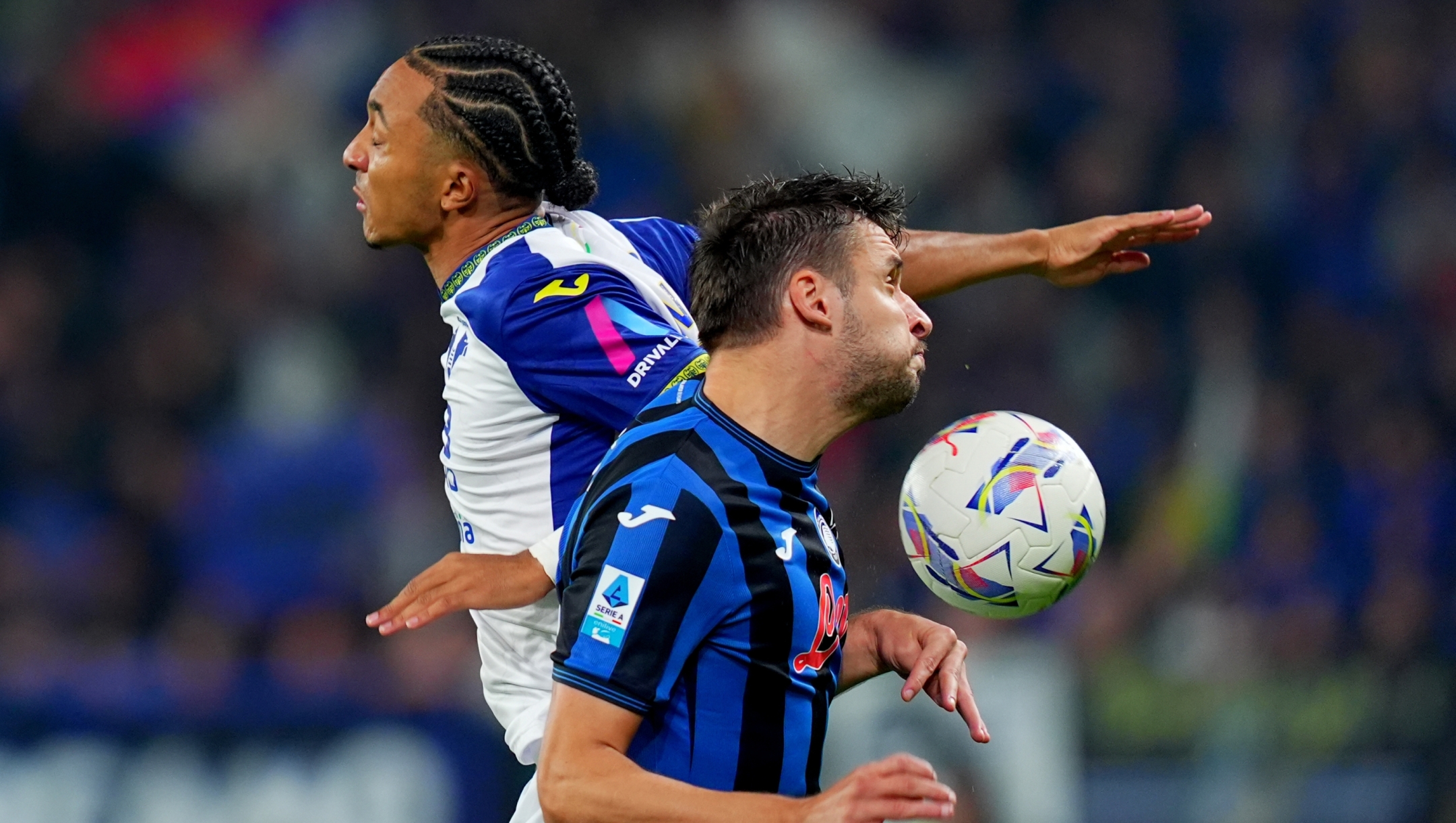 Verona’s Dailon Rocha Livramento fight for the ball with Atalanta’s Berat Djimsiti during the Serie A soccer match between Atalanta and Hellas Verona at the Gewiss Stadium in Bergamo , north Italy - Saturday , October 26 , 2024. Sport - Soccer . (Photo by Spada/Lapresse)