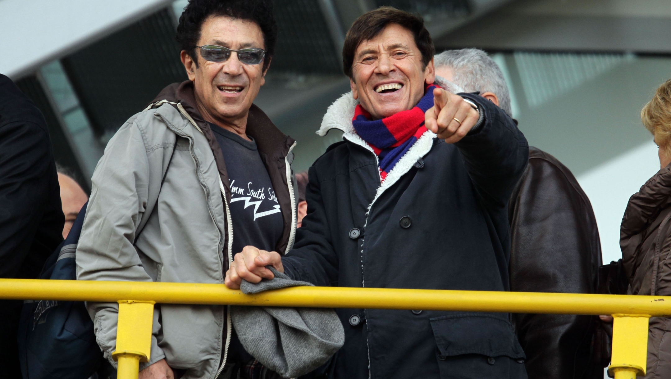 I cantanti Edoardo Bennato (S) e Gianni Morandi in tribuna prima della partita Bologna-Siena allo stadio "Dall'Ara" di Bologna oggi 4 Dicembre 2011.ANSA/CAMPANINI/BARACCHI