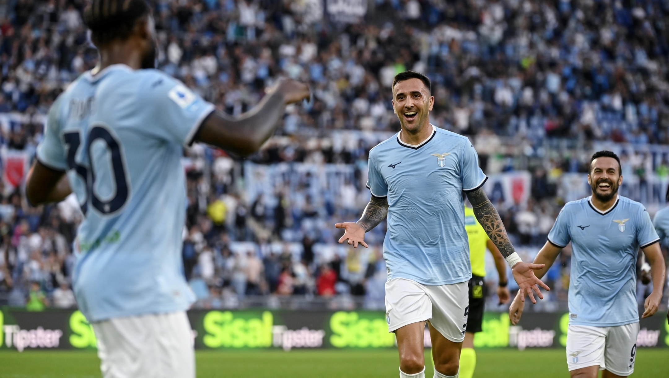 Lazio's Matias Vecino celebrates his goal with teammates during the Serie A soccer match between SS Lazio and Genoa CFC at the Olimpico stadium in Rome, Italy, 27 October 2024. ANSA/RICCARDO ANTIMIANI