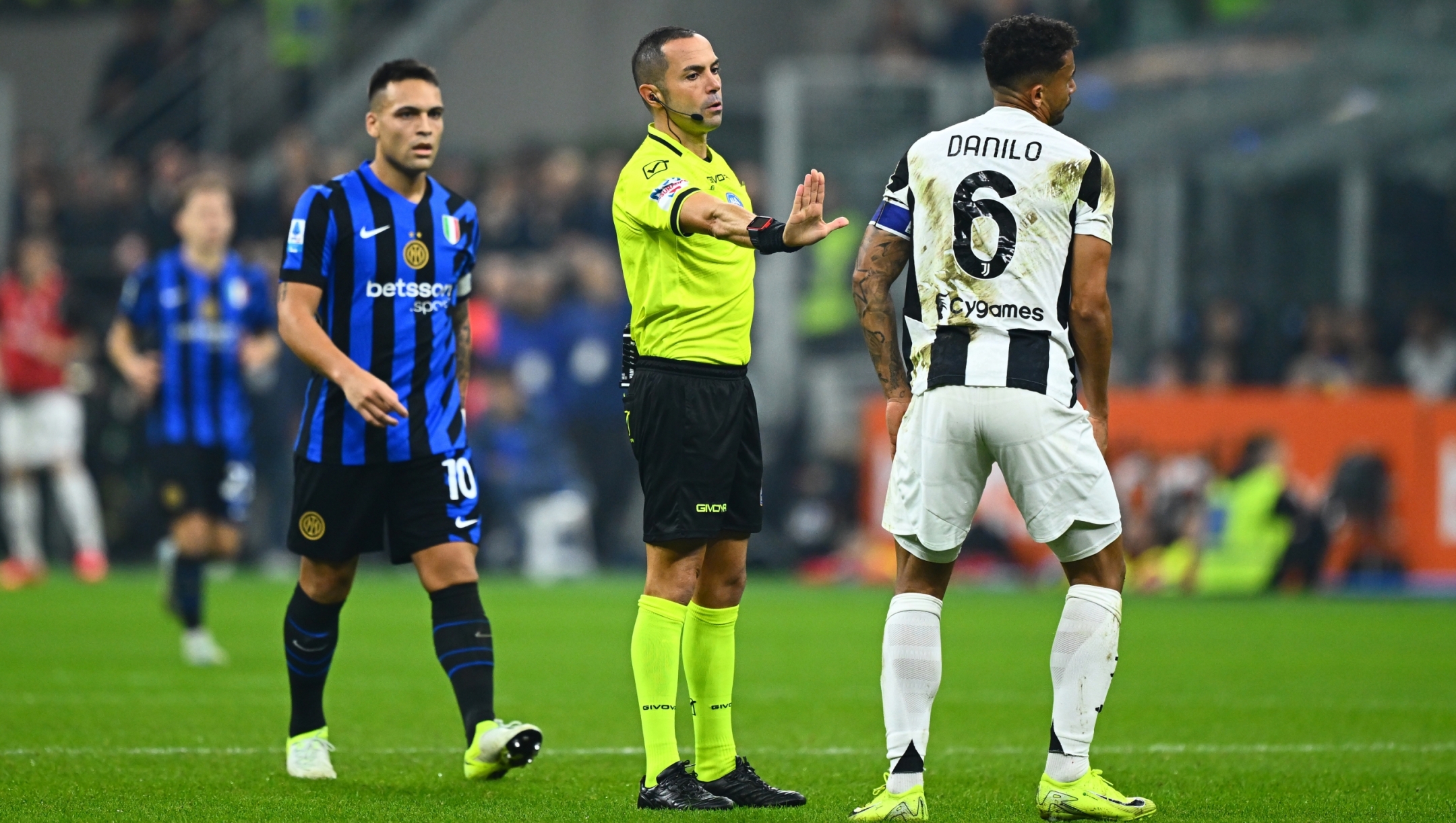 MILAN, ITALY - OCTOBER 27:  Referee Marco Guida in action during the Serie A  match between FC Internazionale and Juventus at Stadio Giuseppe Meazza on October 27, 2024 in Milan, Italy. (Photo by Mattia Pistoia - Inter/Inter via Getty Images)