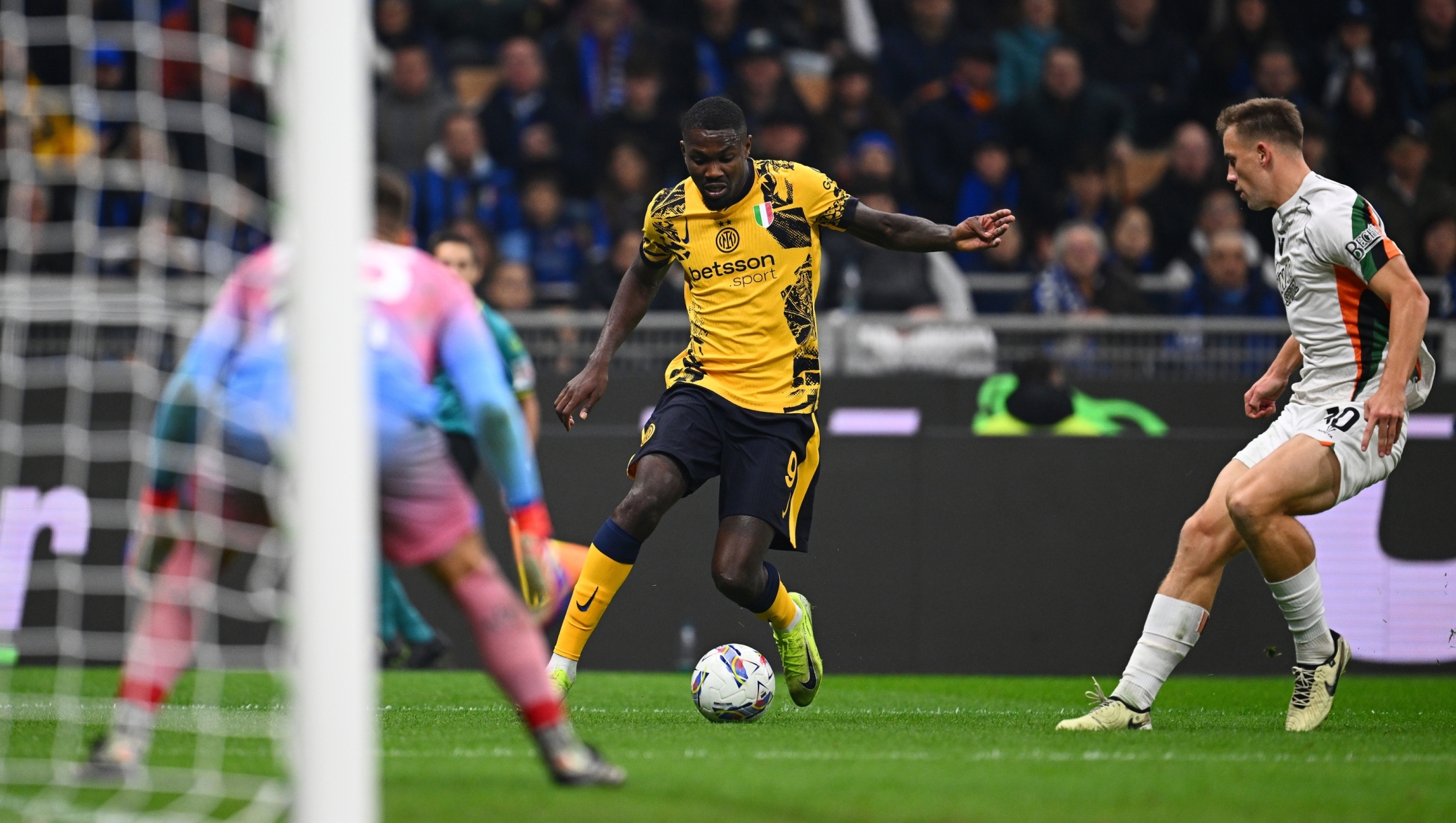 MILAN, ITALY - NOVEMBER 03: Marcus Thuram of FC Internazionale in action during the Serie A match between FC Internazionale and Venezia at Stadio Giuseppe Meazza on November 03, 2024 in Milan, Italy. (Photo by Mattia Ozbot - Inter/Inter via Getty Images)