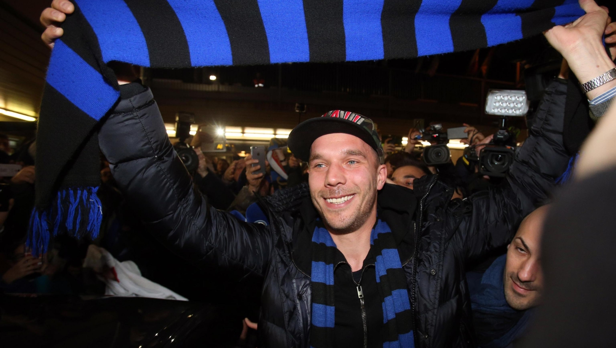 Il calciatore tedesco Lukas Podolski nuovo acquisto dell'Inter all'aeroporto milanese di Linate, Milano, 2 gennaio 2014. ANSA / MATTEO BAZZI