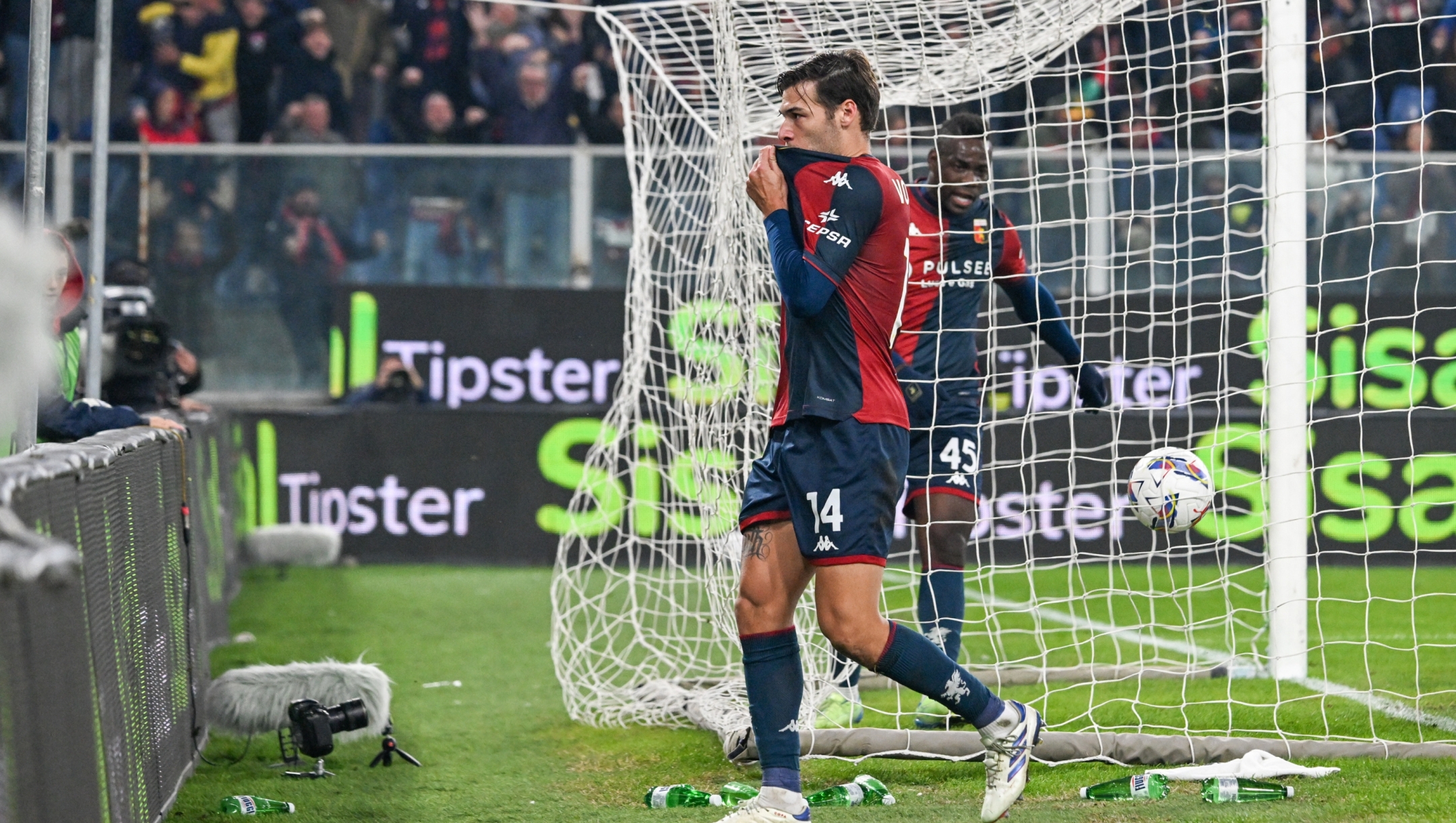 Genoa?s Alessandro Vogliacco celebrates after scoring the 1-1 goal for his team during the Serie A soccer match between Genoa and Como at the Luigi Ferraris Stadium in Genoa, Italy - Thursday, November 07, 2024. Sport - Soccer . (Photo by Tano Pecoraro/Lapresse)