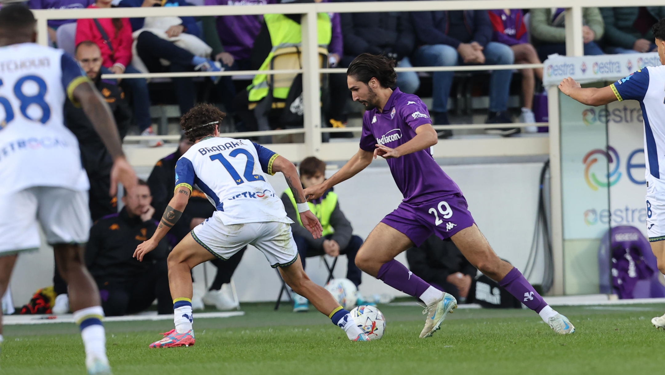 Venezia's goalkeeper Bruno Bertinato (L) Fiorentinas' midfielder Yacine Adli (R) during the Italian serie A soccer match ACF Fiorentina vs Hellas Verona at Artemio Franchi Stadium in Florence, Italy, 10 November 2024 ANSA/CLAUDIO GIOVANNINI