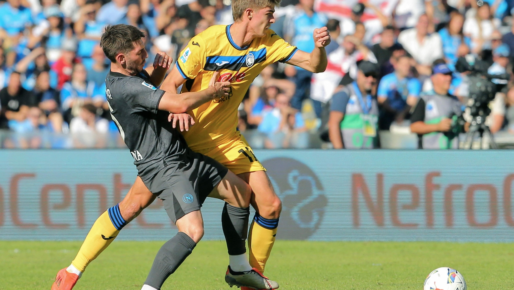 Napoli's Scottish midfielder #06 Billy Gilmour (L) fights for the ball with Atalanta's Belgian midfielder #17 Charles De Ketelaere during the Italian Serie A football match between SSC Napoli and Atalanta at the Diego Armando Maradona stadium in Naples, on November 3, 2024. (Photo by CARLO HERMANN / AFP)