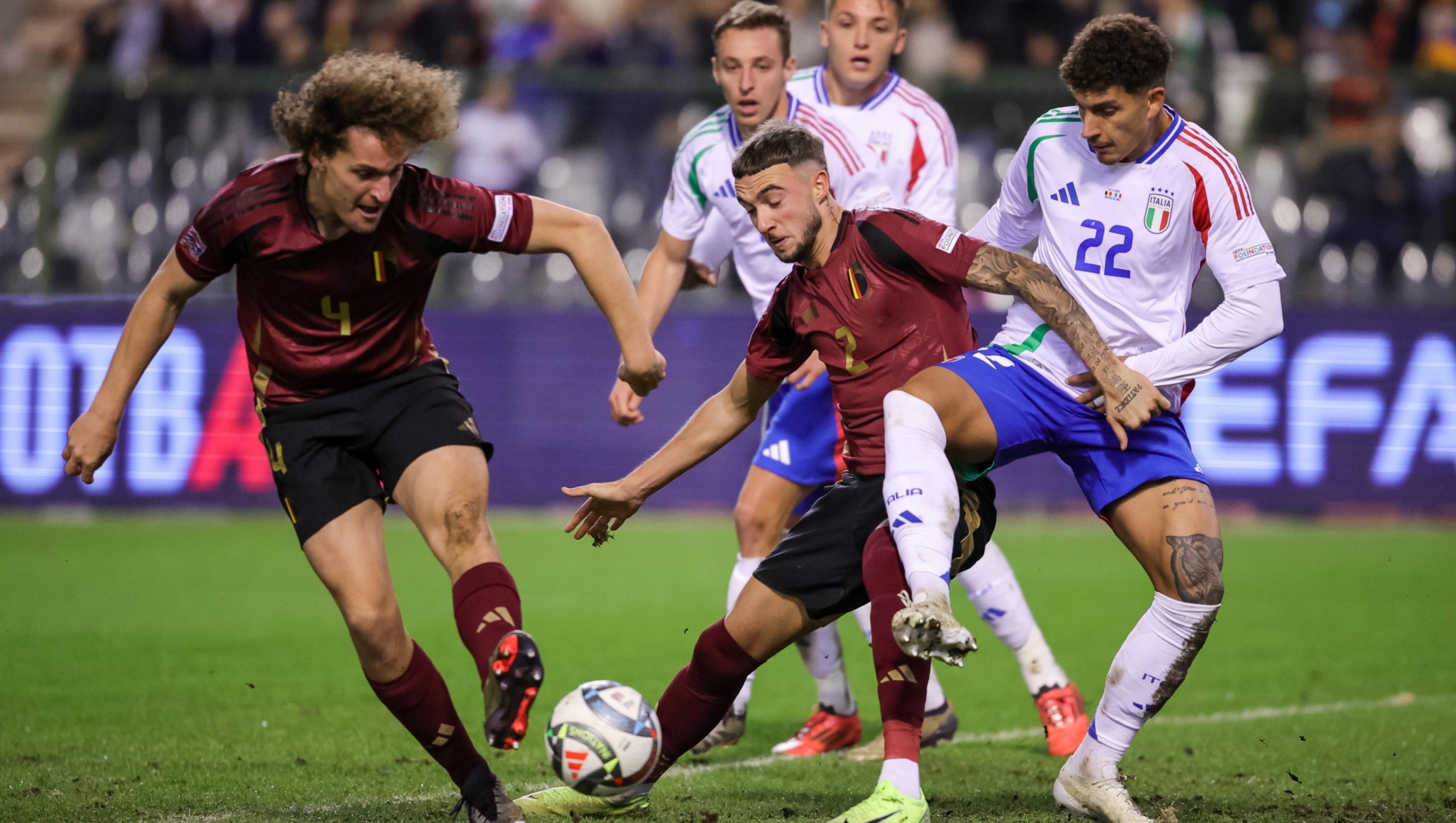 epa11721640 Wout Faes (L) and Zeno Debast (C) of Belgium in action against Giovanni Di Lorenzo of Italy (R) during the UEFA Nations League soccer match between Belgium and Italy in Brussels, Belgium, 14 November 2024.  EPA/OLIVIER MATTHYS