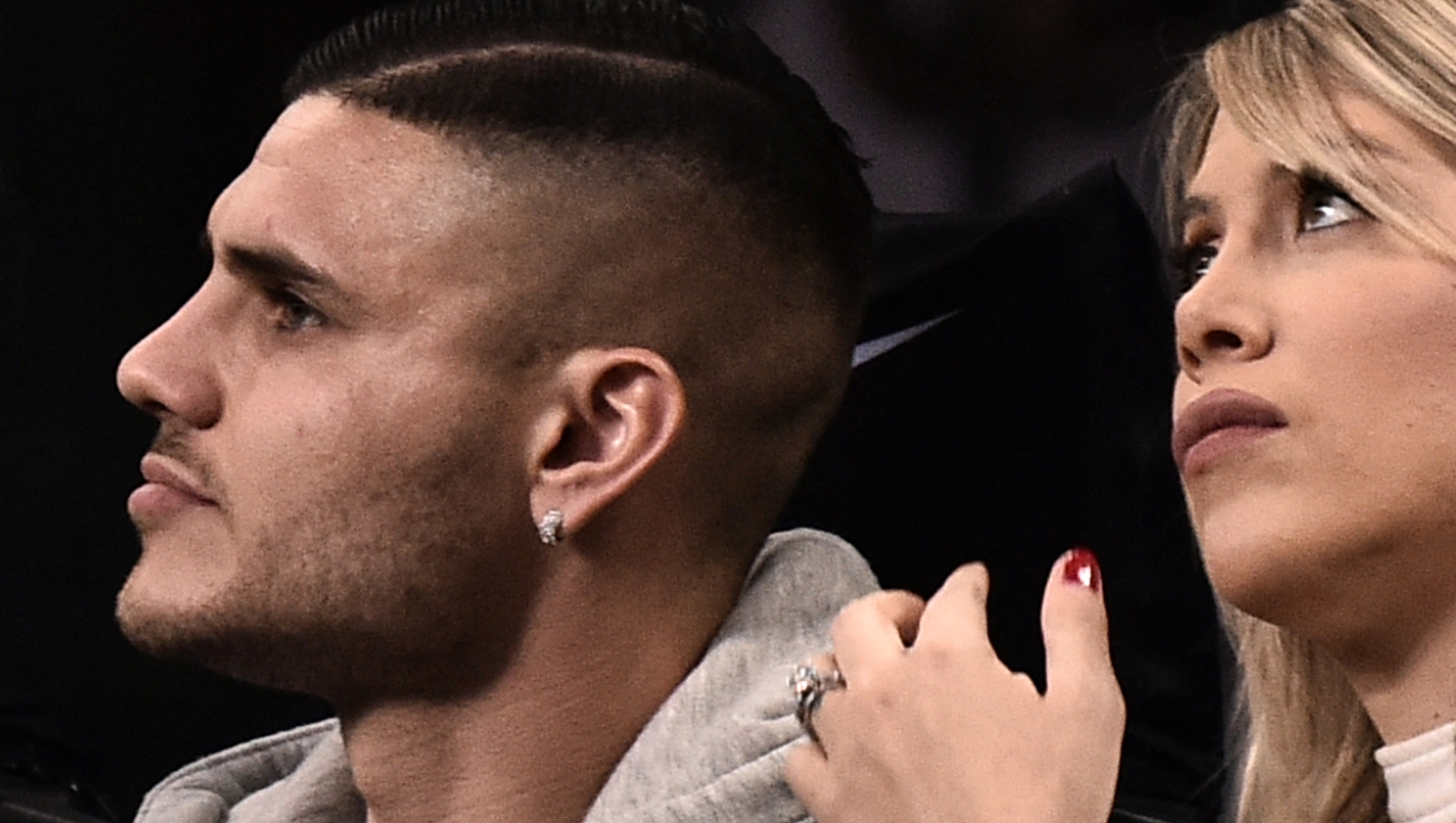 Inter Milan's Argentine forward Mauro Icardi (L) and his wife Argentine television personality, and football agent, Wanda Nara attend the Italian Serie A football match Inter Milan vs Lazio Rome on March 31, 2019 at the San Siro stadium in Milan. (Photo by Marco BERTORELLO / AFP)