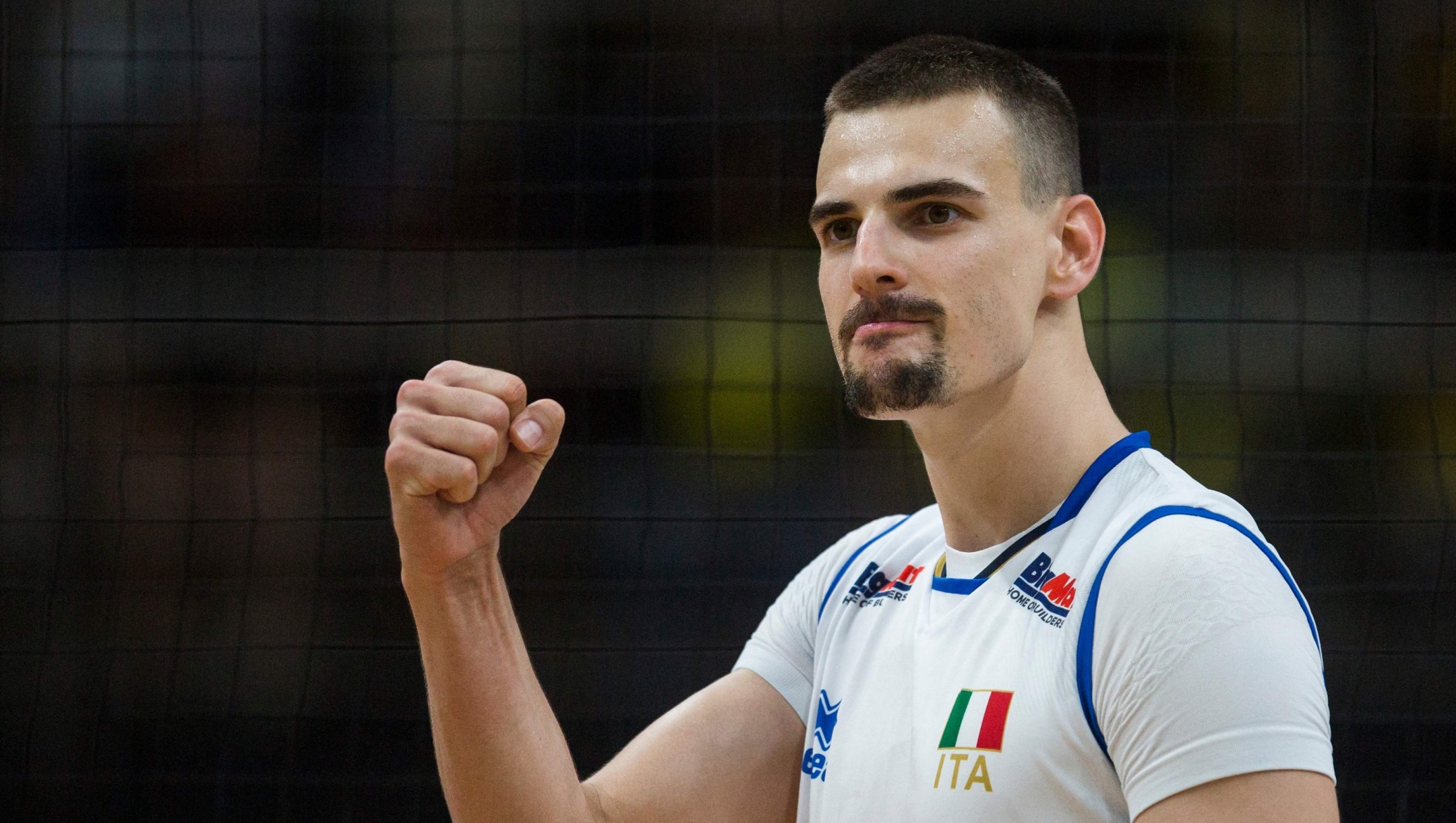 Italy's Simone Giannelli celebrates after winning the Men's Volleyball Nations League match between Brazil and Italy at the Maracanazinho gymnasium in Rio de Janeiro on May 26, 2024. (Photo by Daniel RAMALHO / AFP)