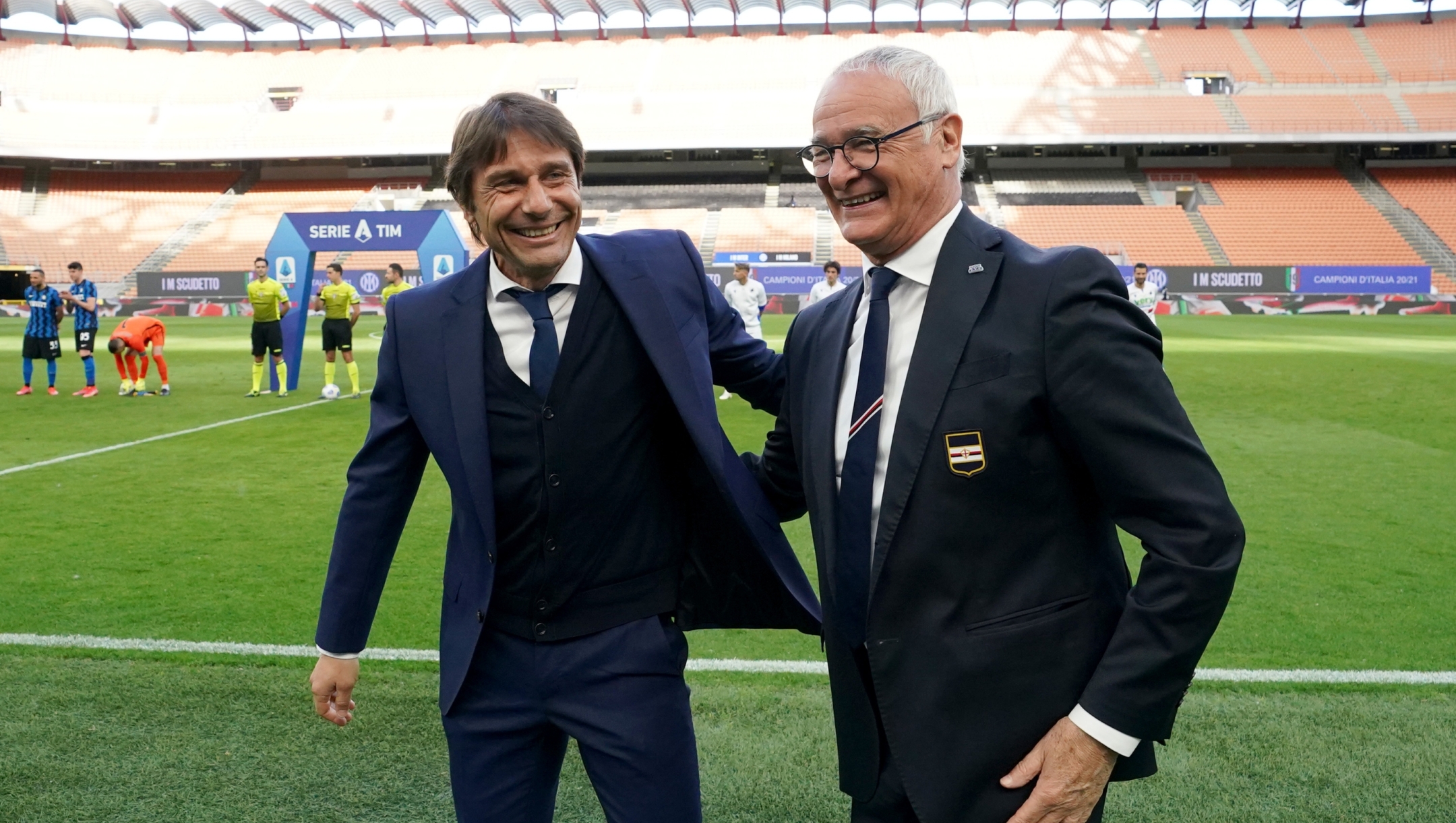 MILAN, ITALY - MAY 08: Head coach FC Internazionale Antonio Conte and head coach UC Sampdoria Claudio Ranieri greet prior to the Serie A match between FC Internazionale and UC Sampdoria at Stadio Giuseppe Meazza on May 08, 2021 in Milan, Italy. Sporting stadiums around Italy remain under strict restrictions due to the Coronavirus Pandemic as Government social distancing laws prohibit fans inside venues resulting in games being played behind closed doors. (Photo by Claudio Villa - Inter/Inter via Getty Images)