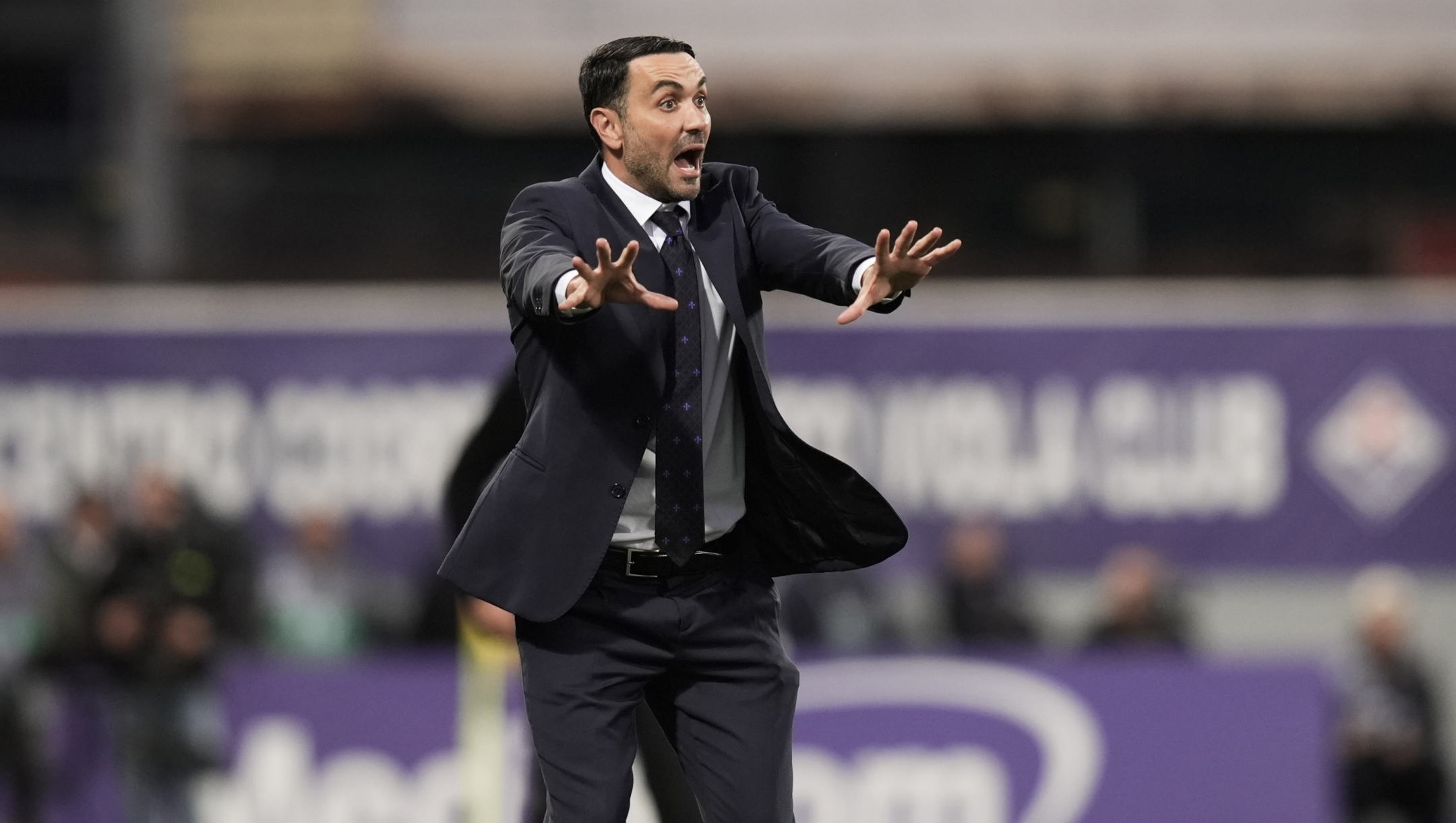 Fiorentina?s head coach Raffaele Palladino shouts instructions to his players during the Serie A Enilive 2024/2025 match between Fiorentina and Verona - Serie A Enilive at Artemio Franchi Stadium - Sport, Soccer - Florence, Italy - Sunday November 10, 2024 (Photo by Massimo Paolone/LaPresse)