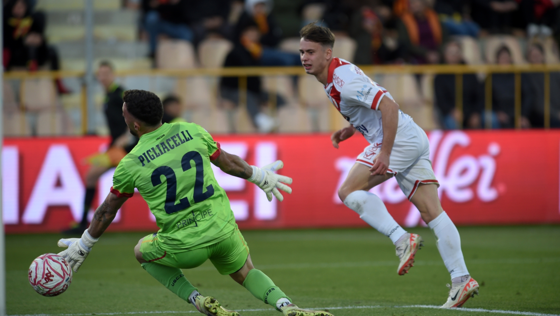 gol di bragantini mantova durante la partita tra Catanzaro e Mantova del Campionato italiano di calcio Serie BKT 2024/2025 -  Stadio Nicola Ceravolo. Catanzaro , Italia - 23  Novembre  2024 - Sport calcio (foto di Francesco Mazzitello/LaPresse)