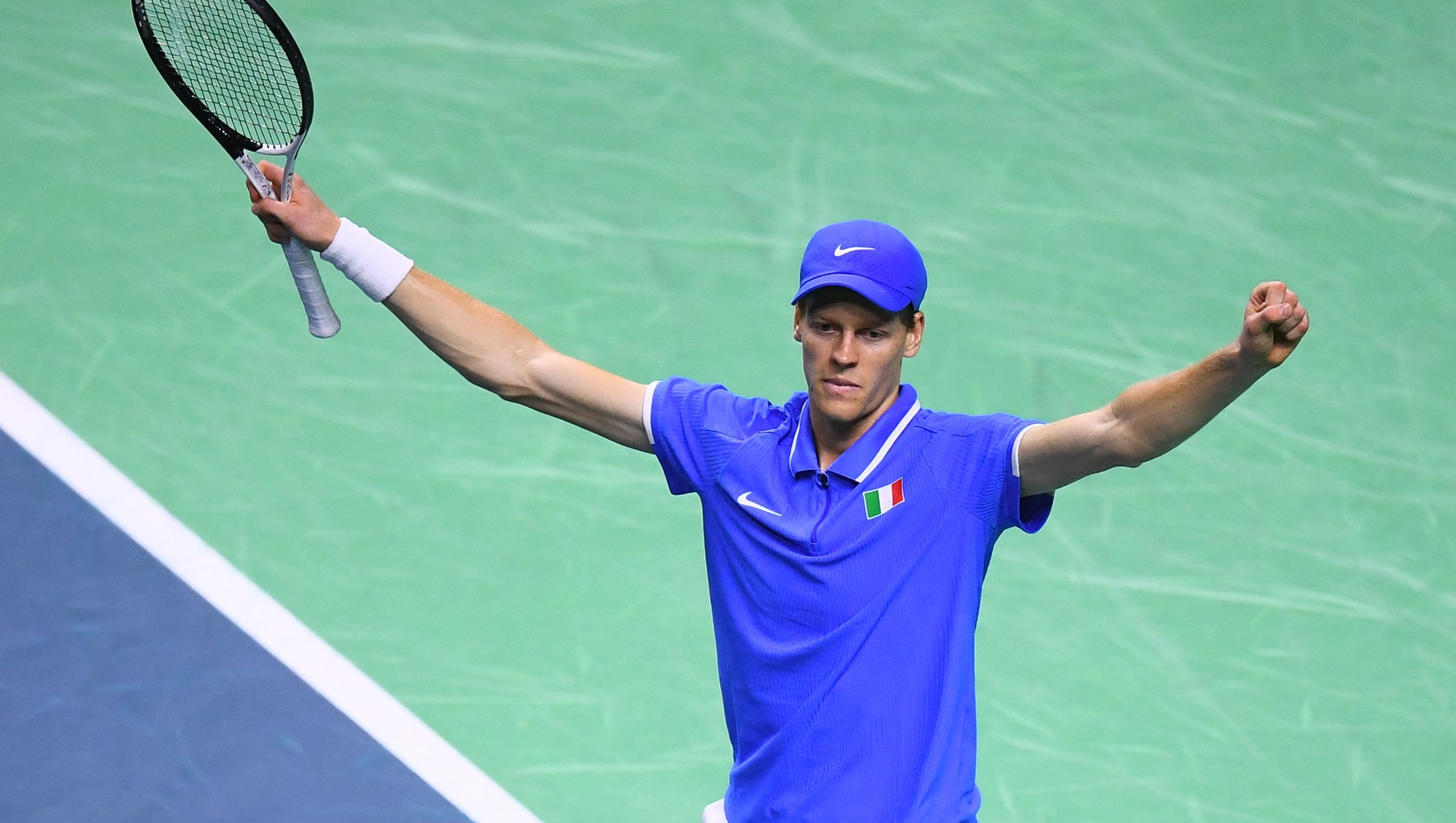 TOPSHOT - Italy's Jannik Sinner celebrates his victory over Netherlands' Tallon Griekspoor during their final singles match between Italy and Netherlands at the Davis Cup Finals at the Palacio de Deportes Jose Maria Martin Carpena arena in Malaga, southern Spain, on November 24, 2024. (Photo by JORGE GUERRERO / AFP)