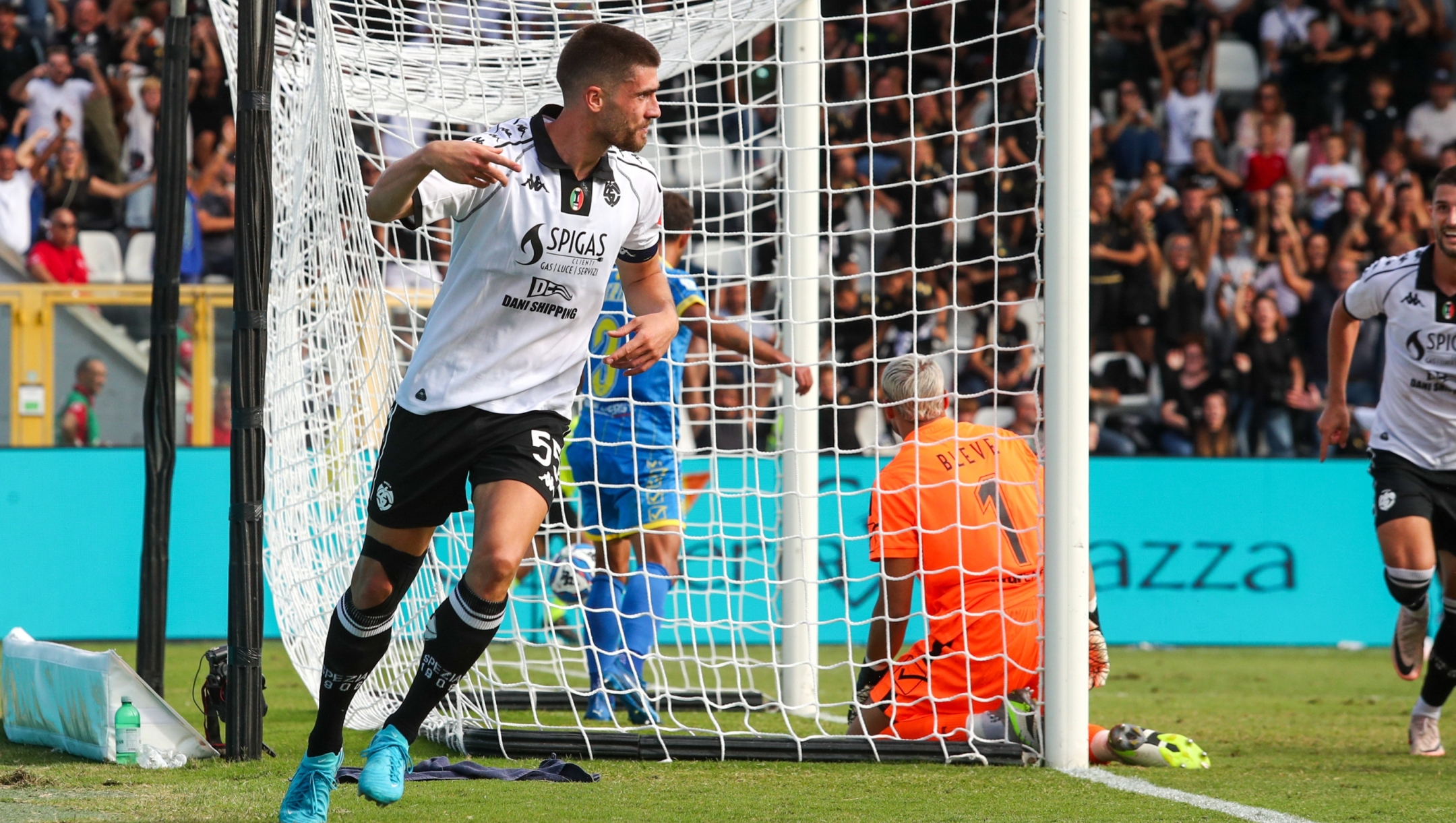 Spezia?s Petko Hristov celebrates after scoring the 4-2 goal for his team during the Serie B soccer match between Spezia and Carrarese at the Alberto Picco Stadium in La Spezia, Italy - Sunday, Semptember 22, 2024. Sport - Soccer . (Photo by Tano Pecoraro/Lapresse)