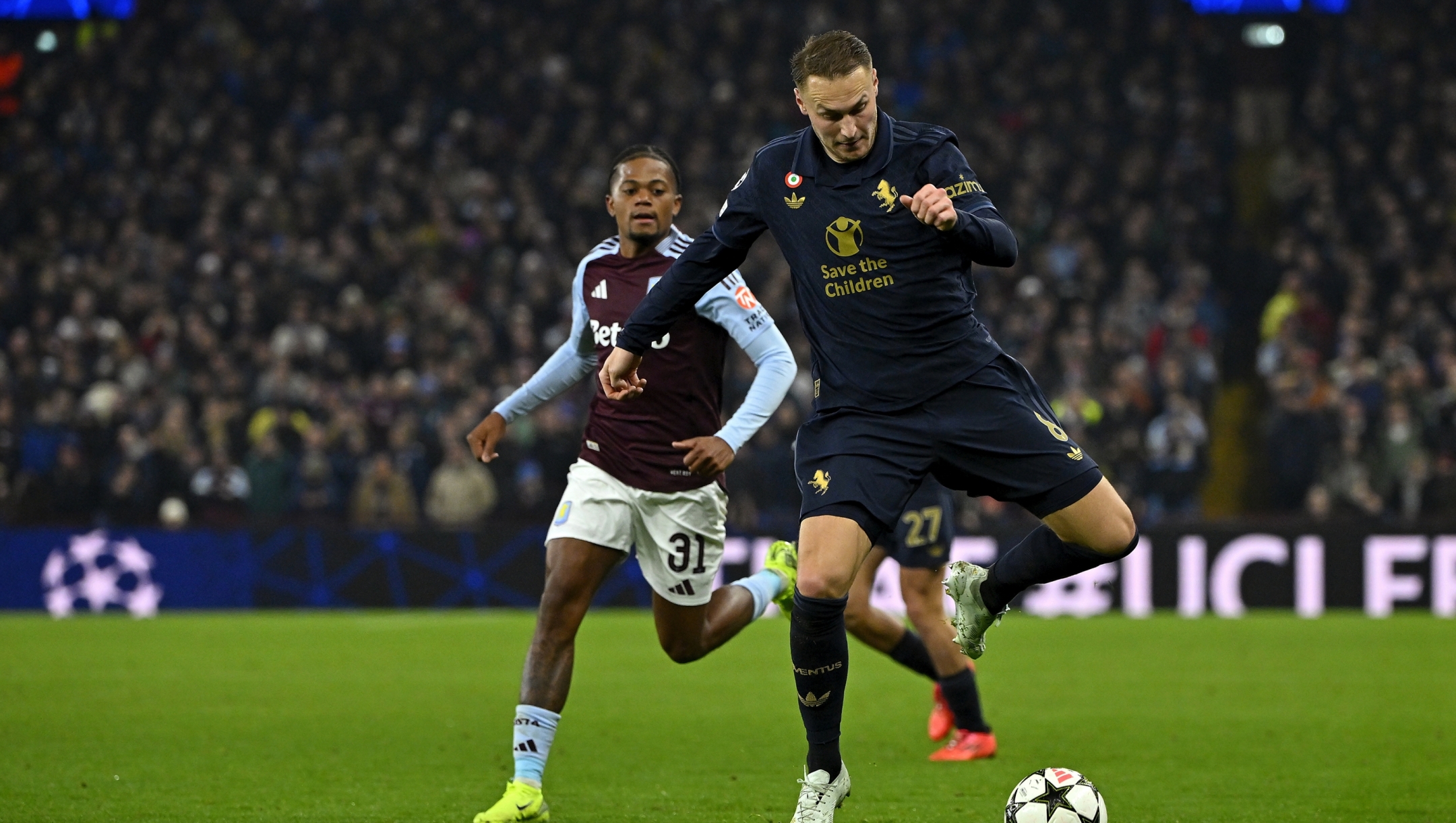 BIRMINGHAM, ENGLAND - NOVEMBER 27: Teun Koopmeiners of Juventus passes the ball during the UEFA Champions League 2024/25 League Phase MD5 match between Aston Villa FC and Juventus at Villa Park on November 27, 2024 in Birmingham, England. (Photo by Filippo Alfero - Juventus FC/Juventus FC via Getty Images)