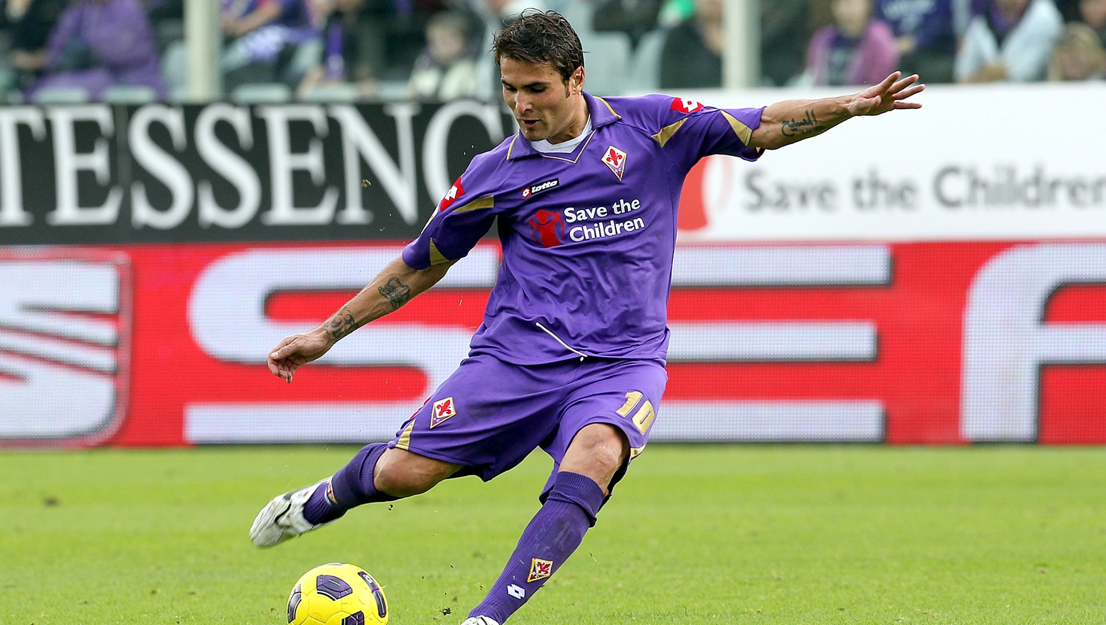 FLORENCE, ITALY - NOVEMBER 07: Adrian Mutu of ACF Fiorentina in action during the Serie A match between Fiorentina and Chievo at Stadio Artemio Franchi on November 7, 2010 in Florence, Italy.  (Photo by Gabriele Maltinti/Getty Images)