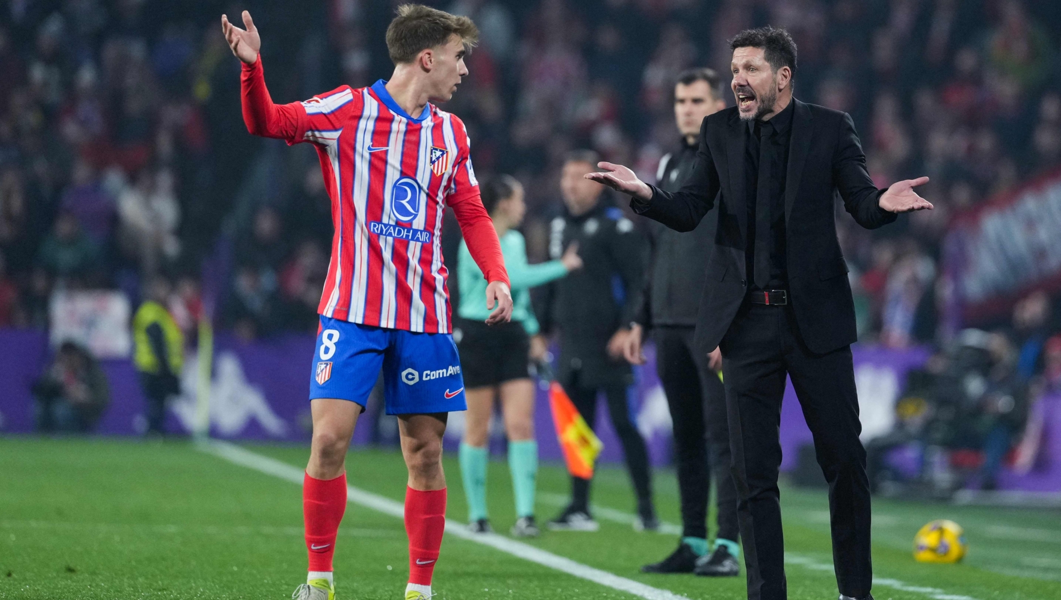 Atletico Madrid's Spanish midfielder #08 Pablo Barrios (L) listens to instructions from Atletico Madrid's Argentine coach Diego Simeone during the Spanish league football match between Real Valladolid FC and Club Atletico de Madrid at the Jose Zorrilla stadium in Valladolid on November 30, 2024. (Photo by Cesar Manso / AFP)