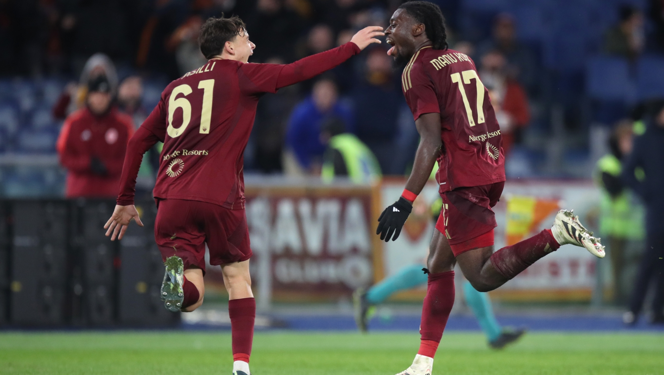 ROME, ITALY - DECEMBER 07: Manu Kone of AS Roma celebrates scoring his team's fourth goal with teammate Niccolo Pisilli during the Serie A match between AS Roma and Lecce at Stadio Olimpico on December 07, 2024 in Rome, Italy. (Photo by Paolo Bruno/Getty Images)